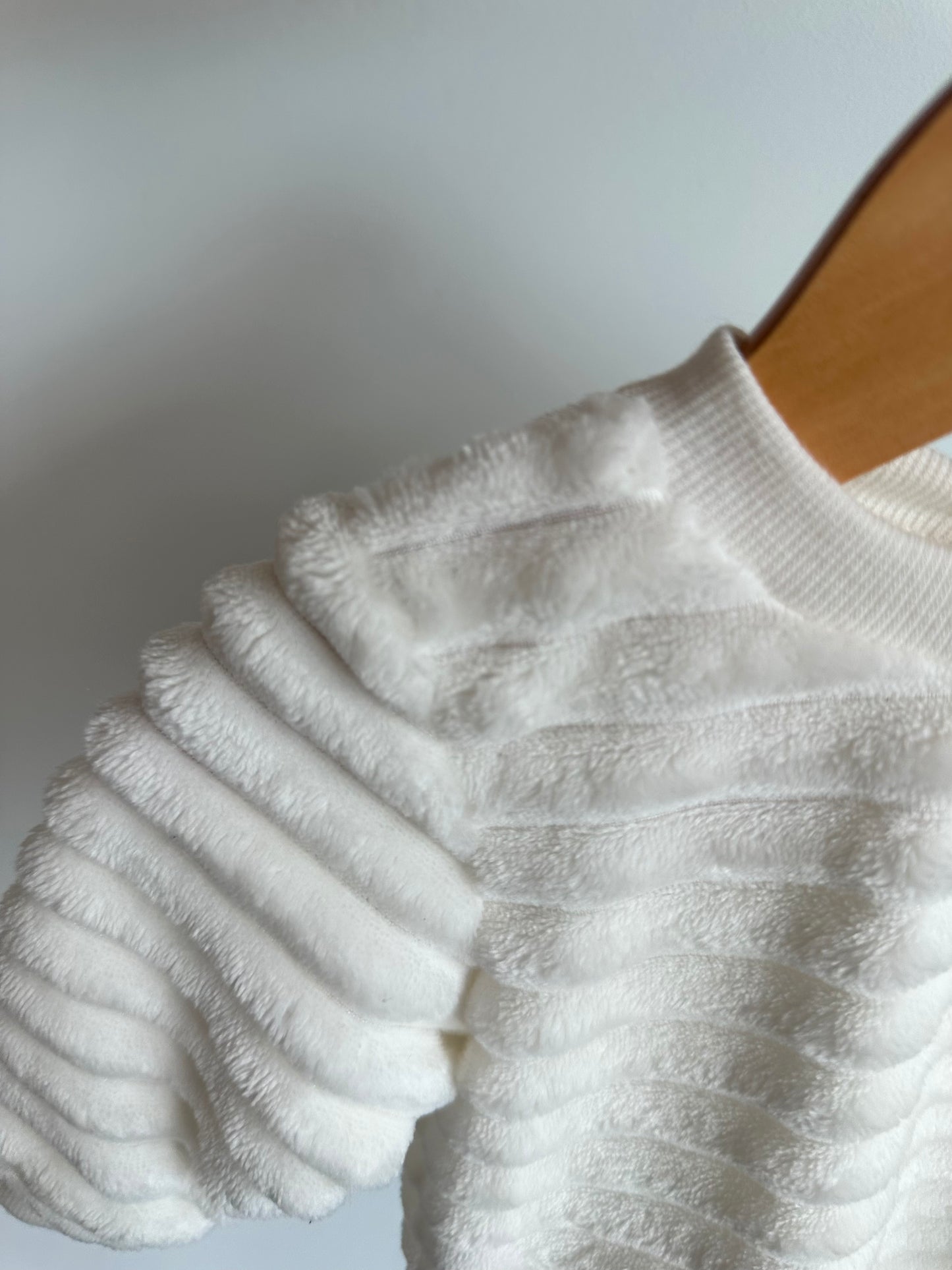 White Fuzzy Sweater / 3-6m