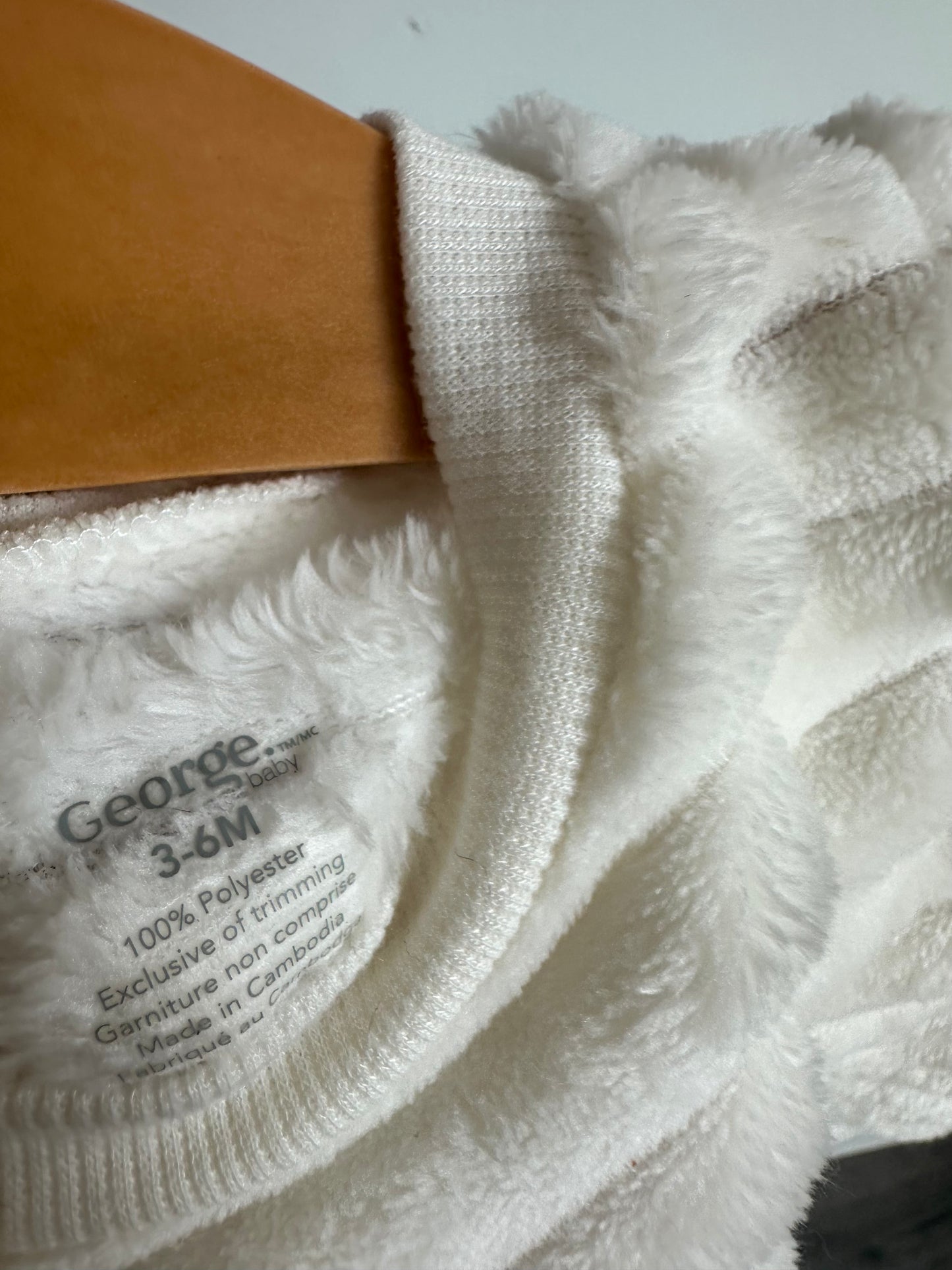 White Fuzzy Sweater / 3-6m