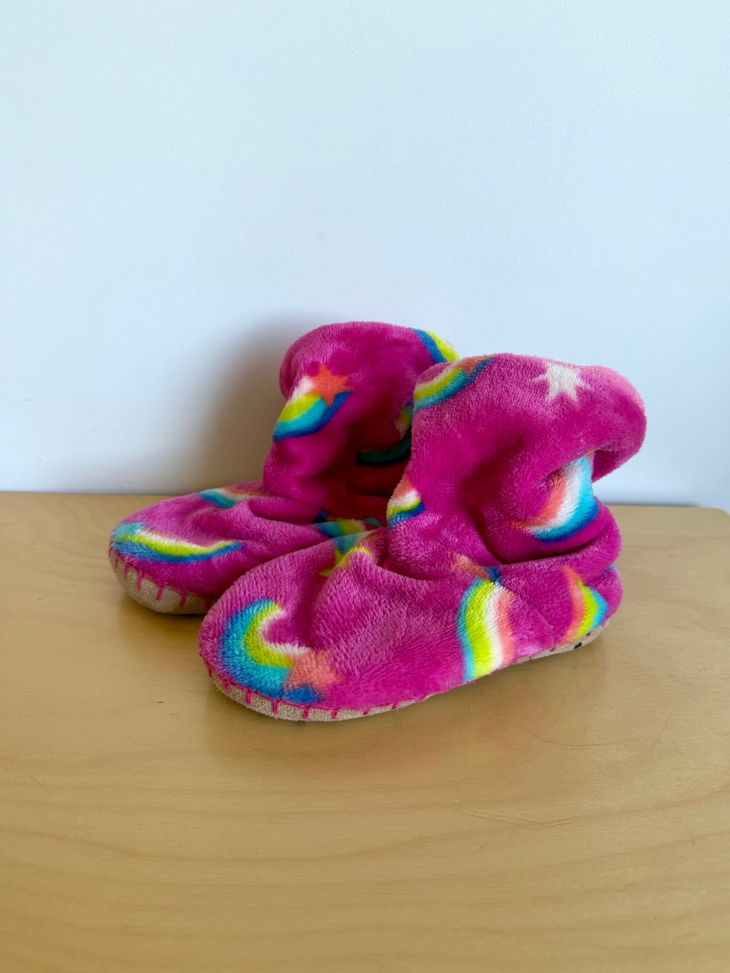 Hatley Rainbow Slippers / Size 1-2 Big Kid