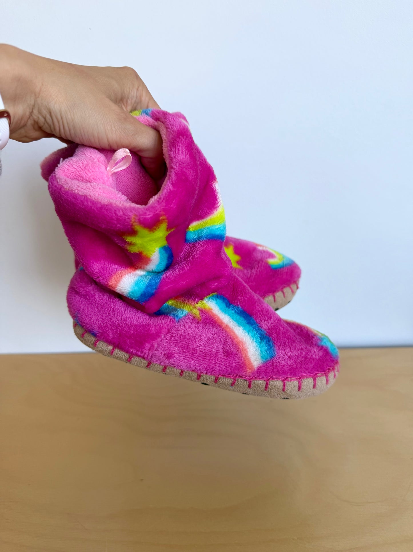 Hatley Rainbow Slippers / Size 1-2 Big Kid