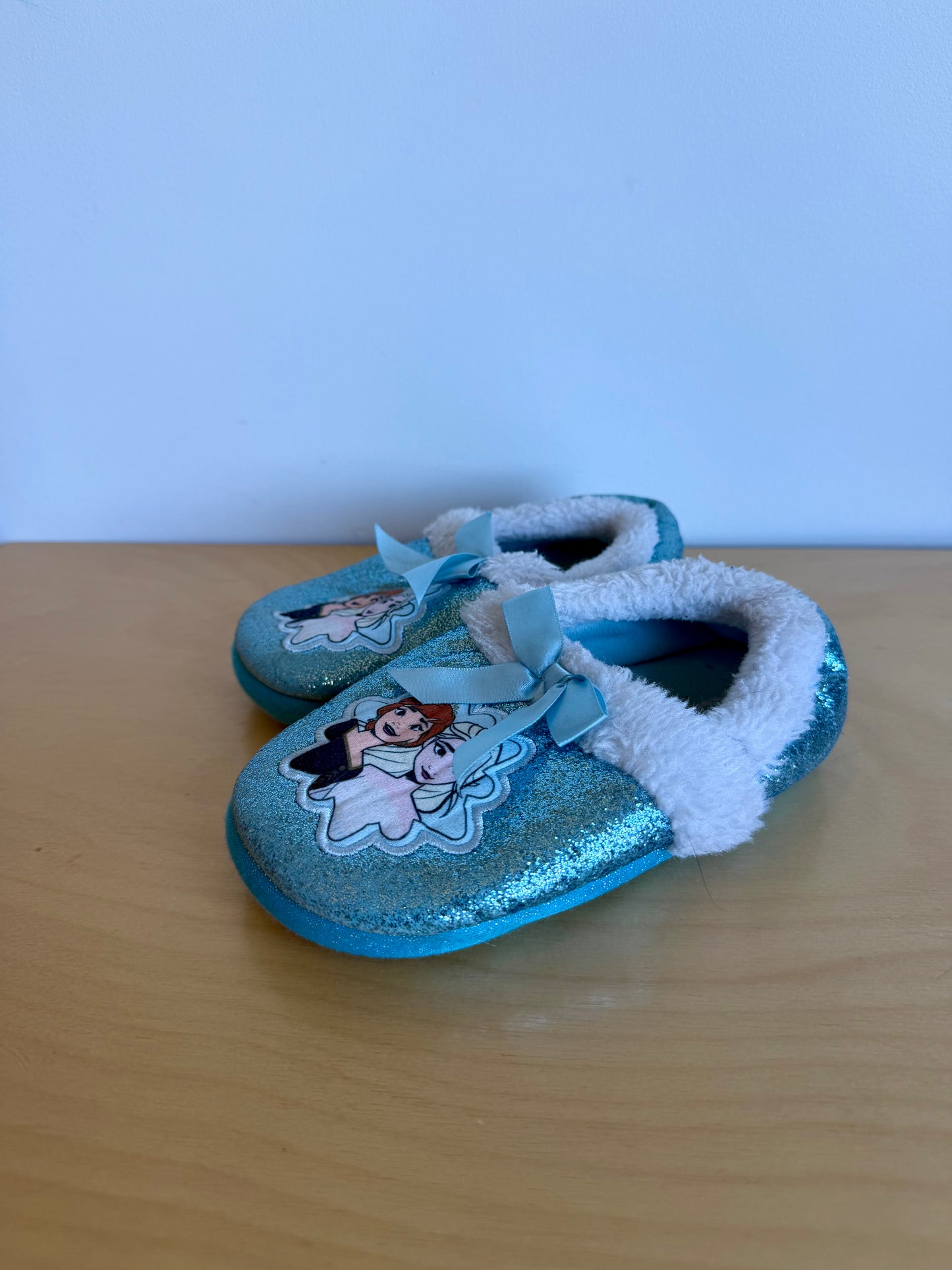 Frozen Slippers / Size 11-12 Little Kid