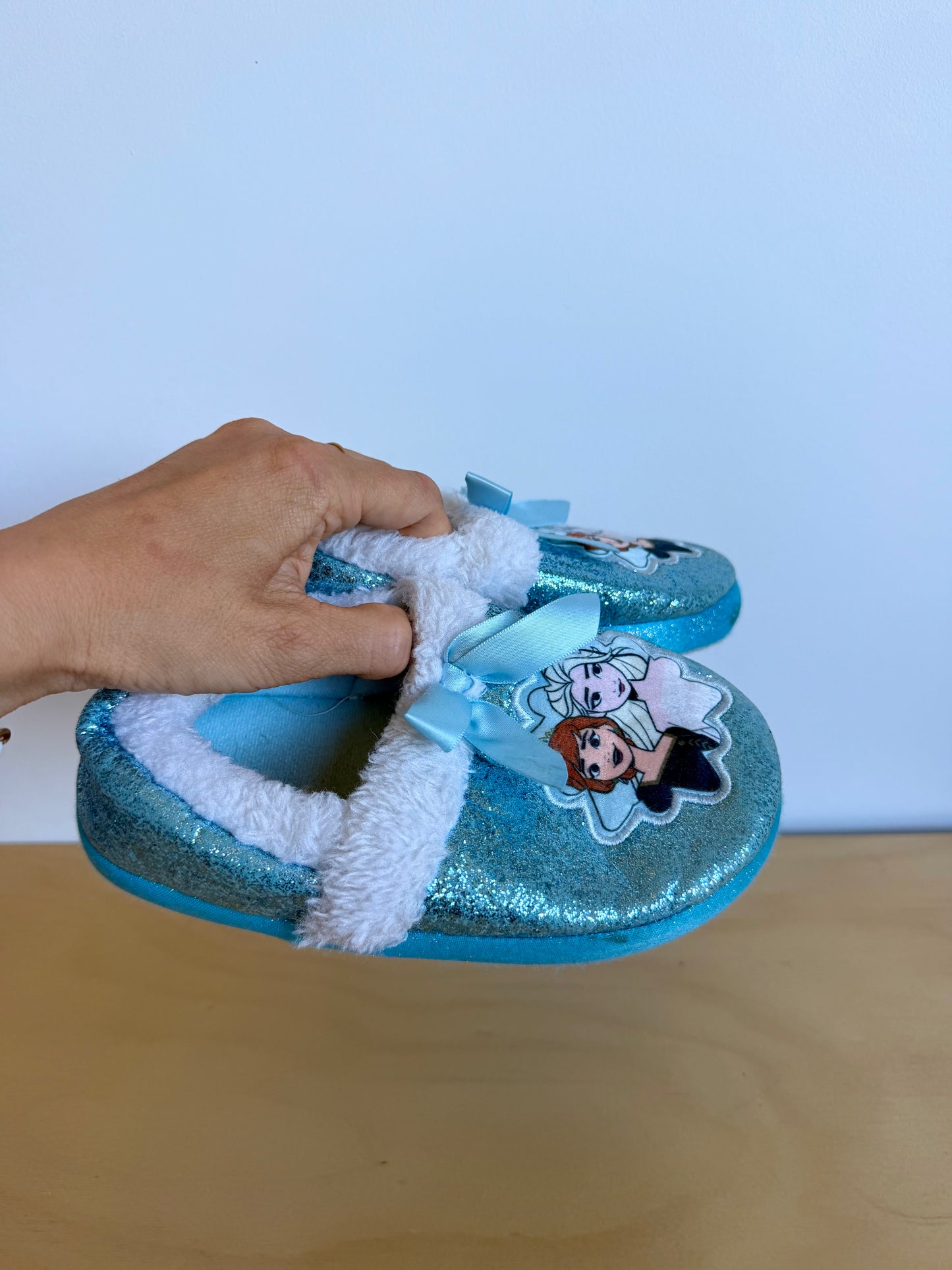 Frozen Slippers / Size 11-12 Little Kid