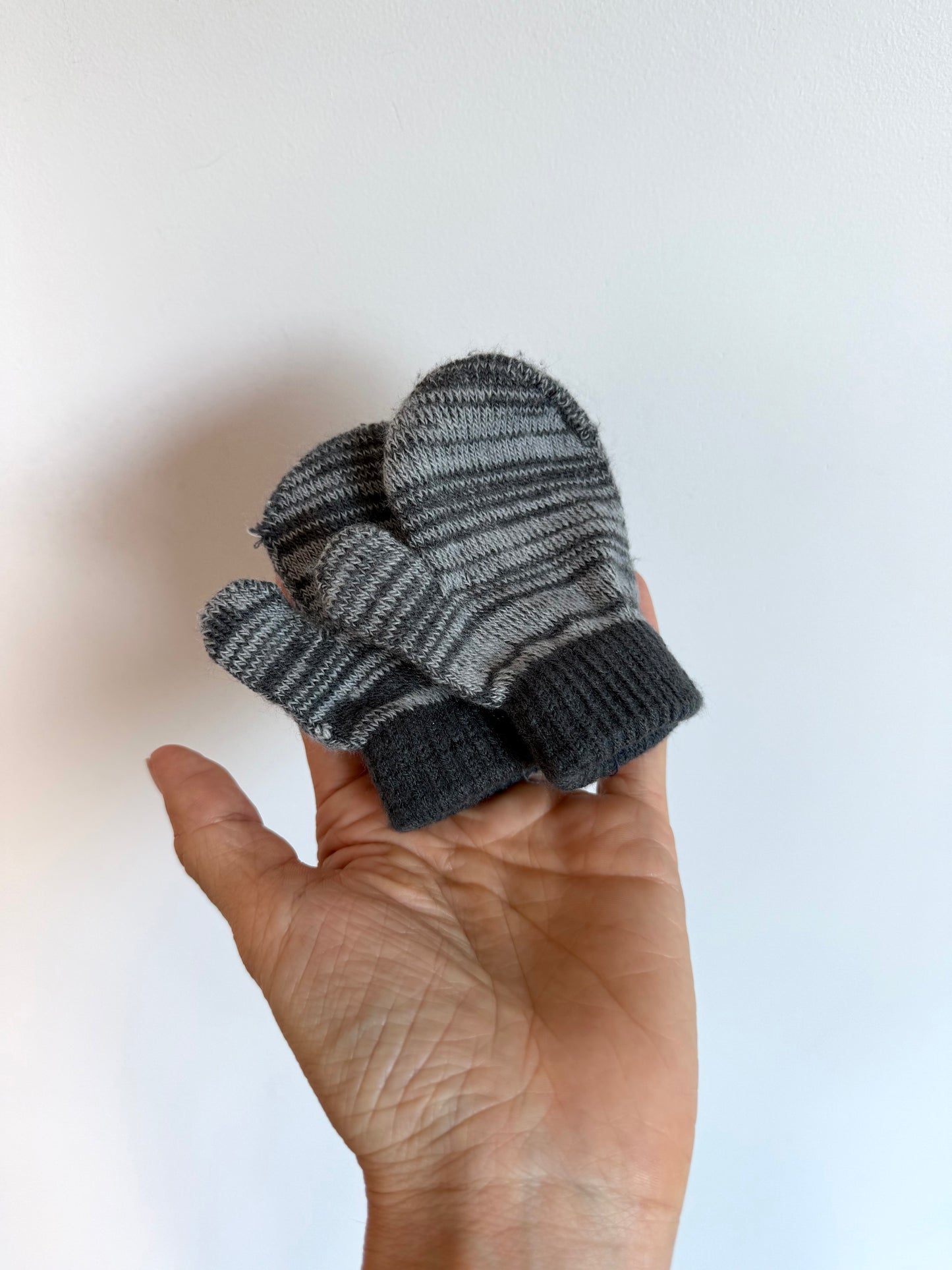 Grey Striped Mittens / 0-3m