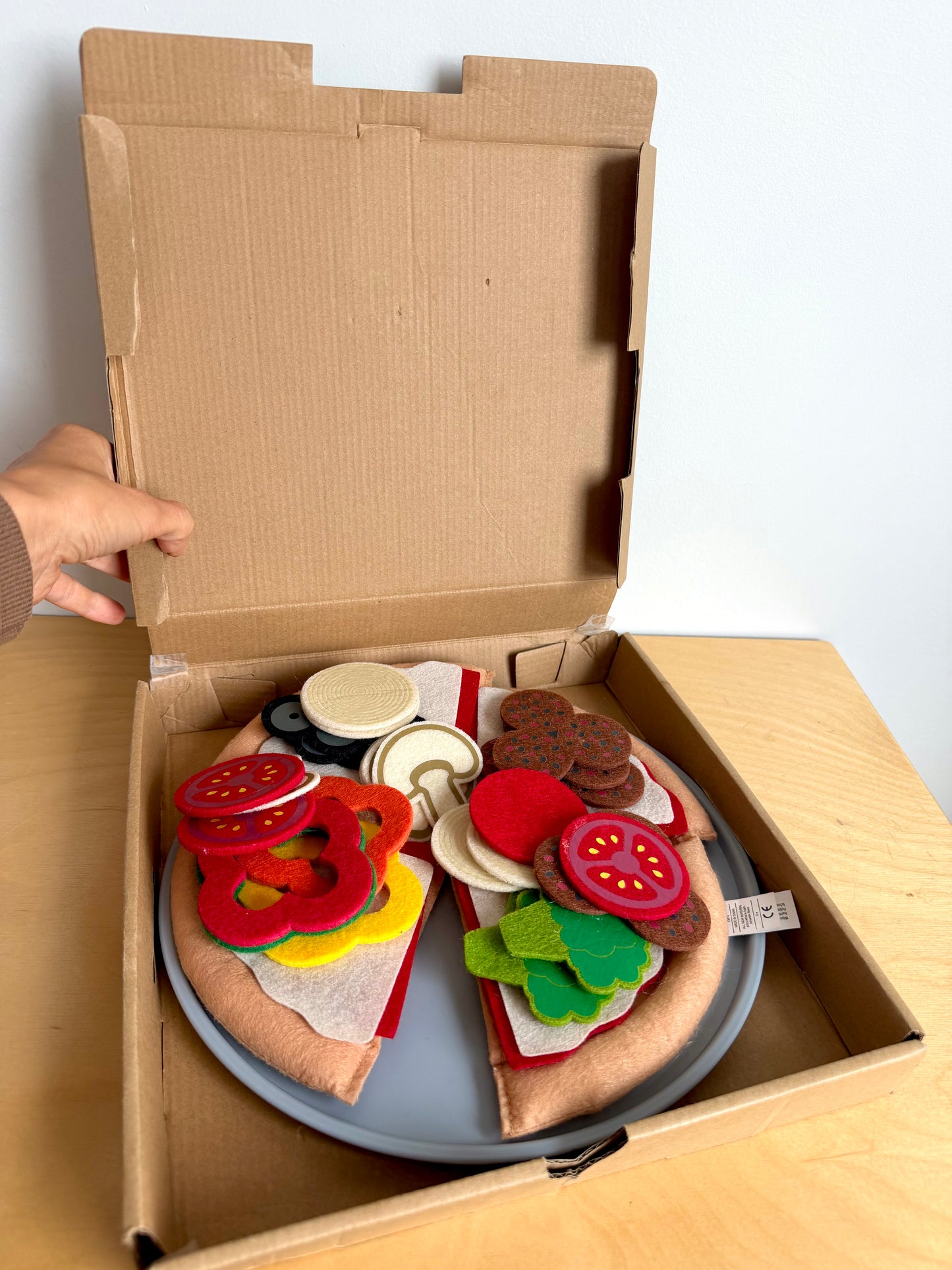 Melissa & Doug Felt Pizza with Toppings (No Shipping)