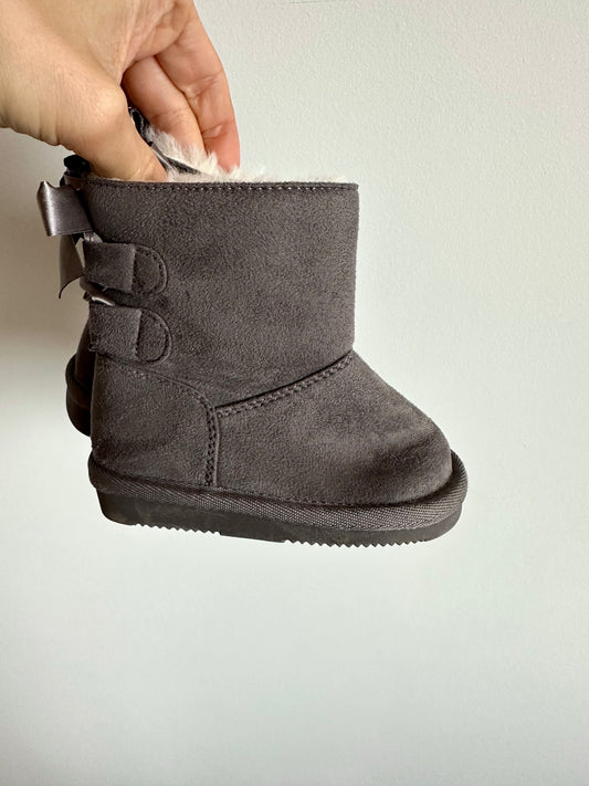 Grey Fuzzy Bow Boots / Size 5 Toddler