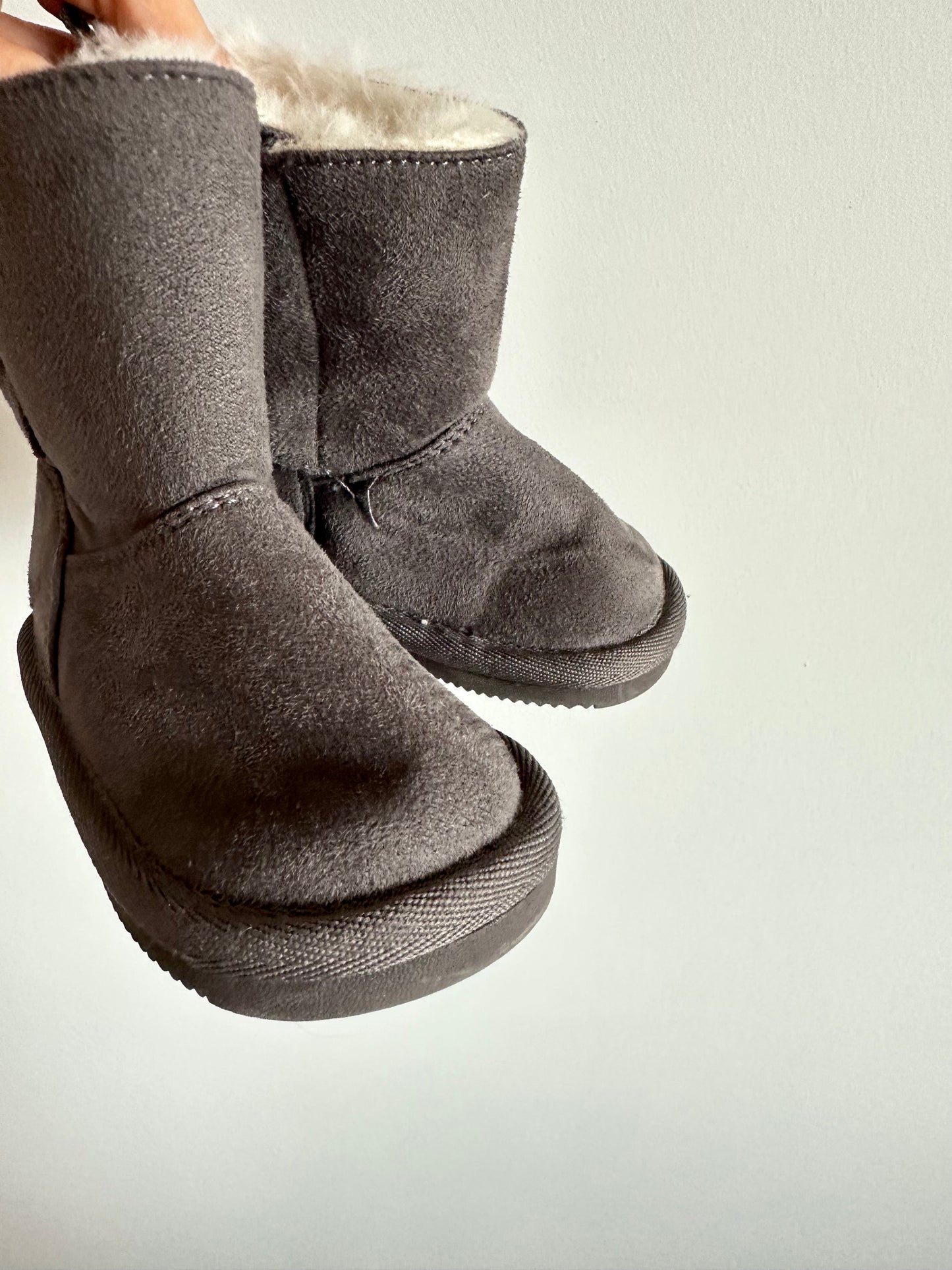 Grey Fuzzy Bow Boots / Size 5 Toddler