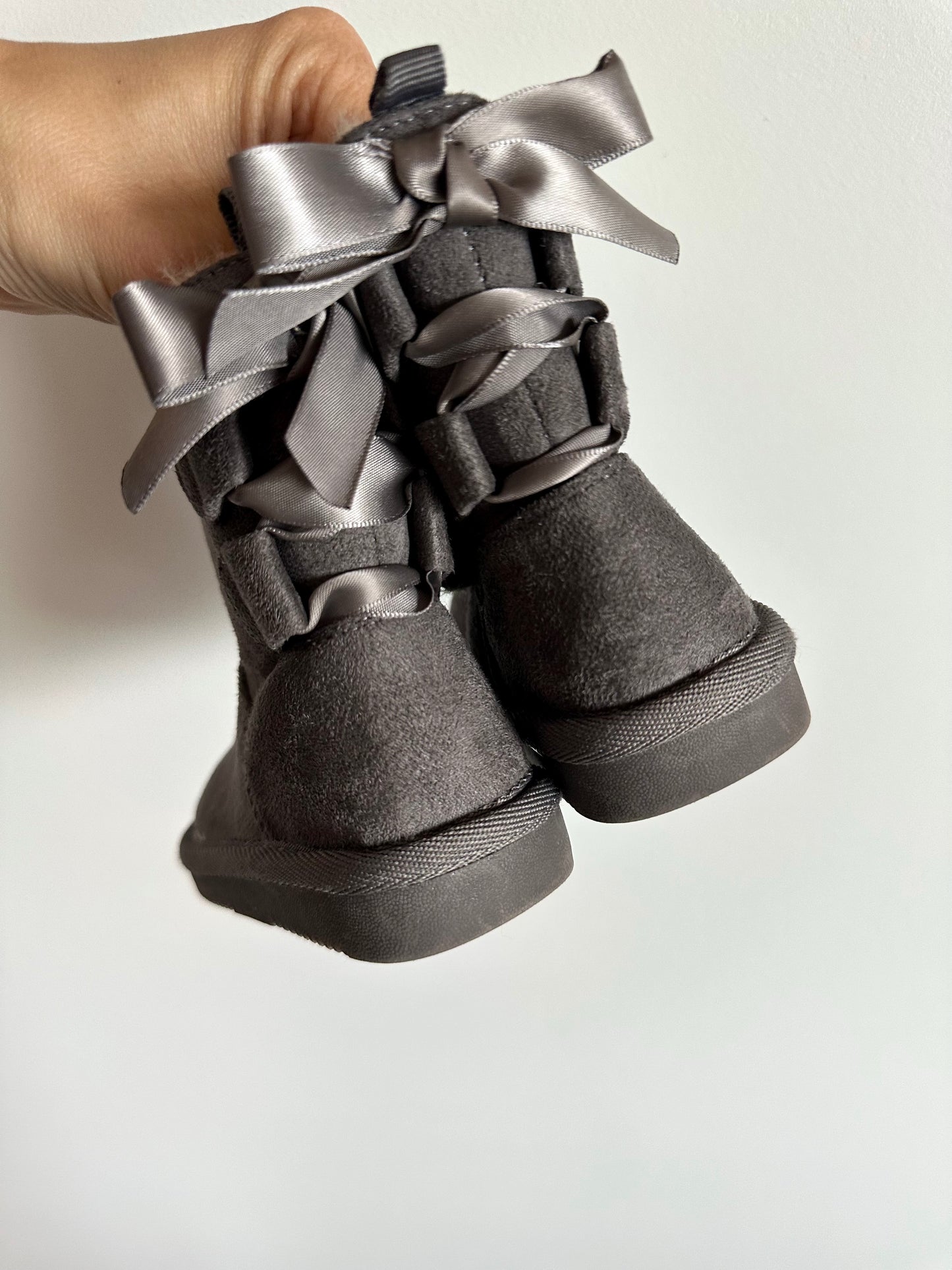 Grey Fuzzy Bow Boots / Size 5 Toddler