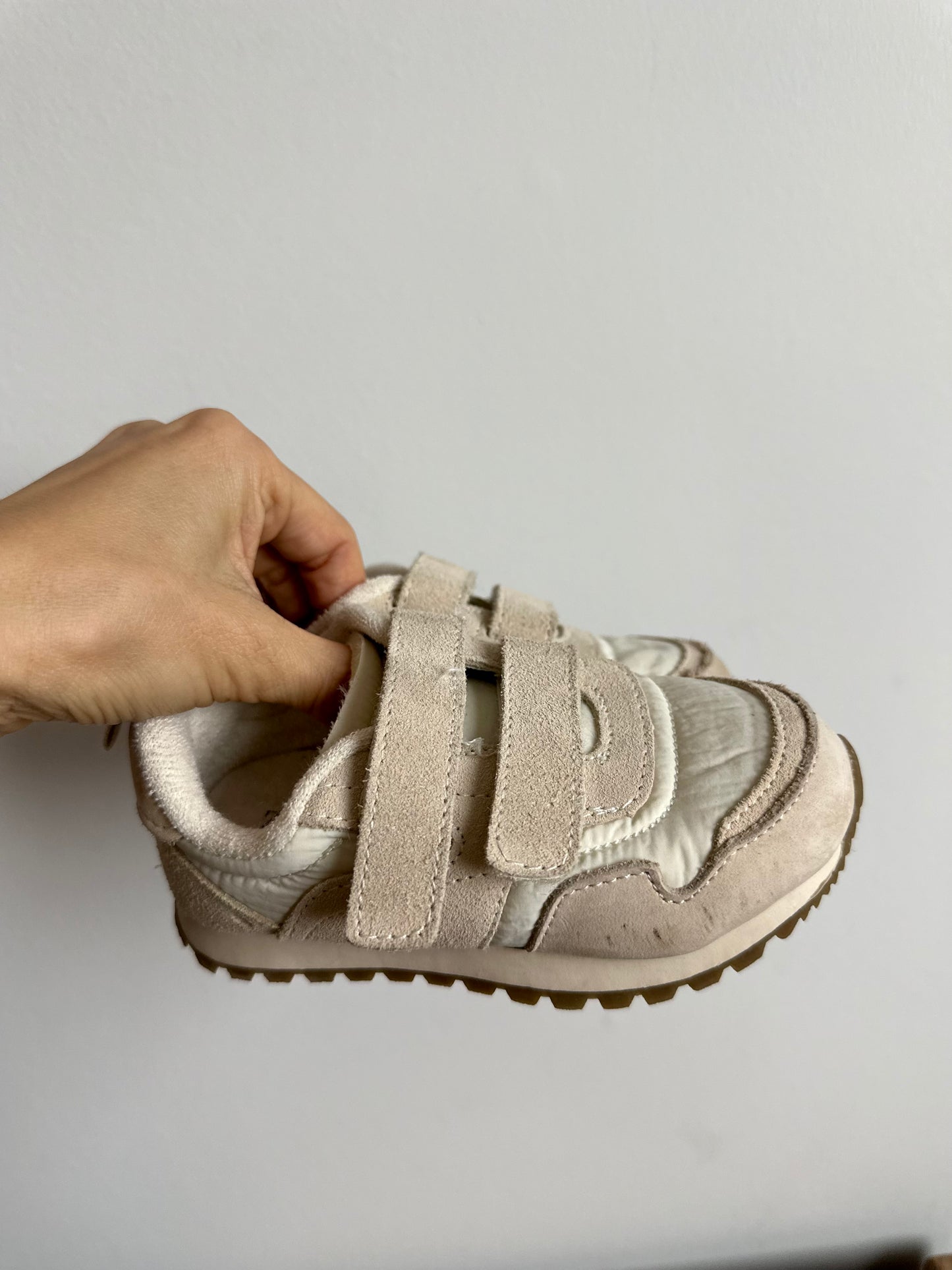 Zara Neutral Sneakers / Size 8.5/9 Toddler