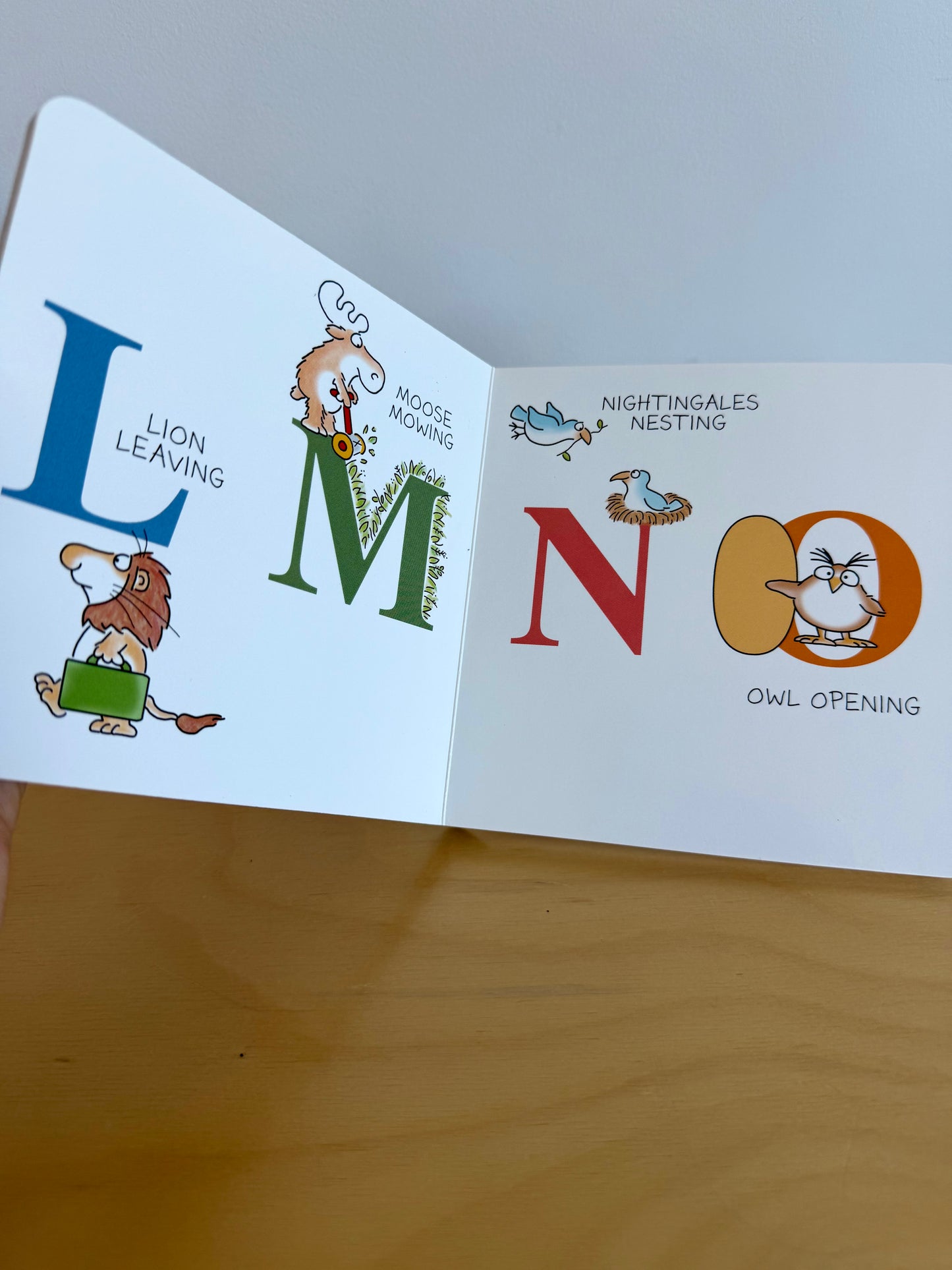 A To Z Board Book / 0-2 years
