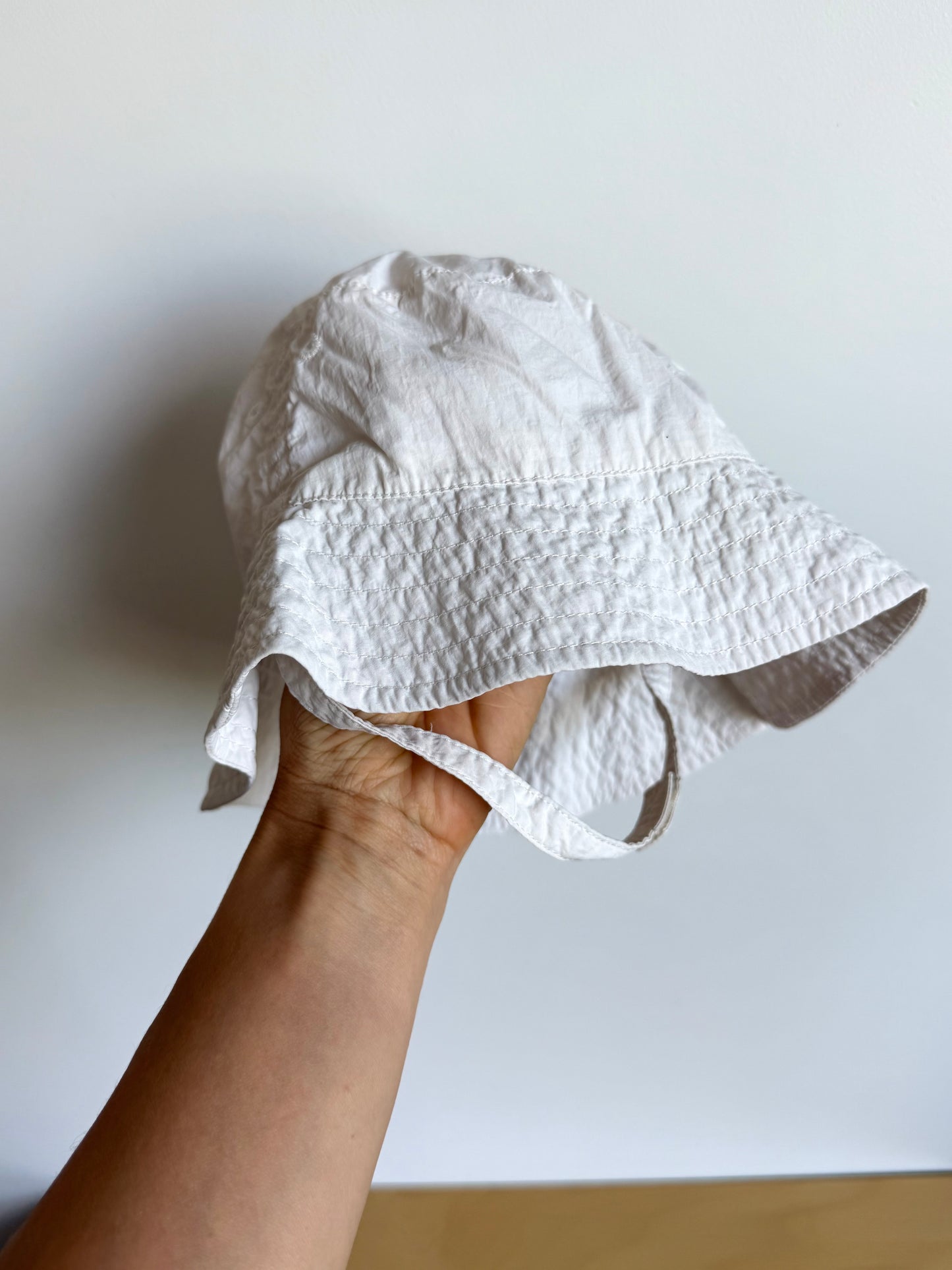White Bucket Hat / 12m