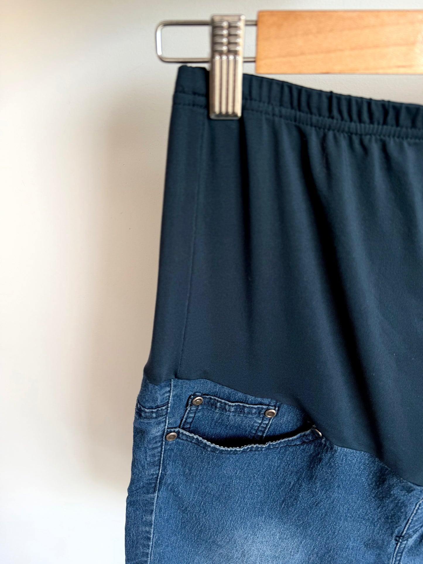 Maternity Chambray Shorts / L