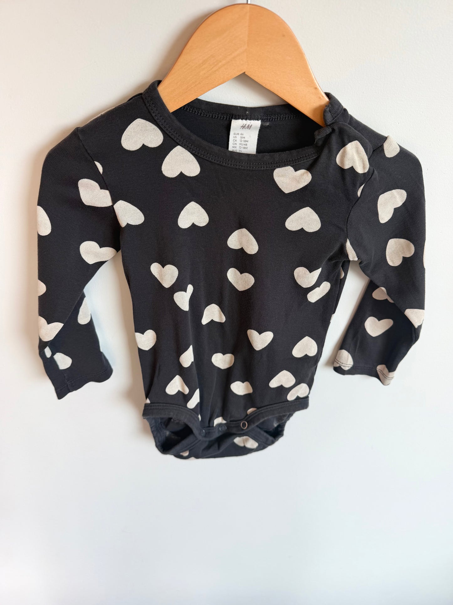 H&M Charcoal Hearts Bodysuit / 12-18m