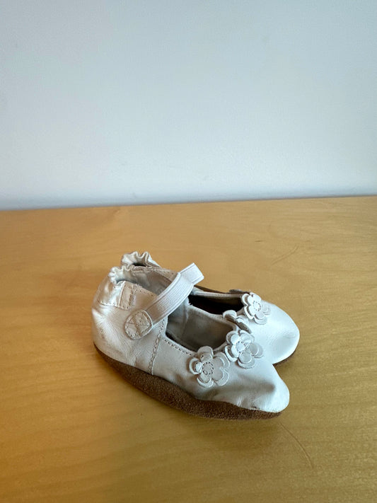 White Flower Soft Sole Shoes / 6-12m