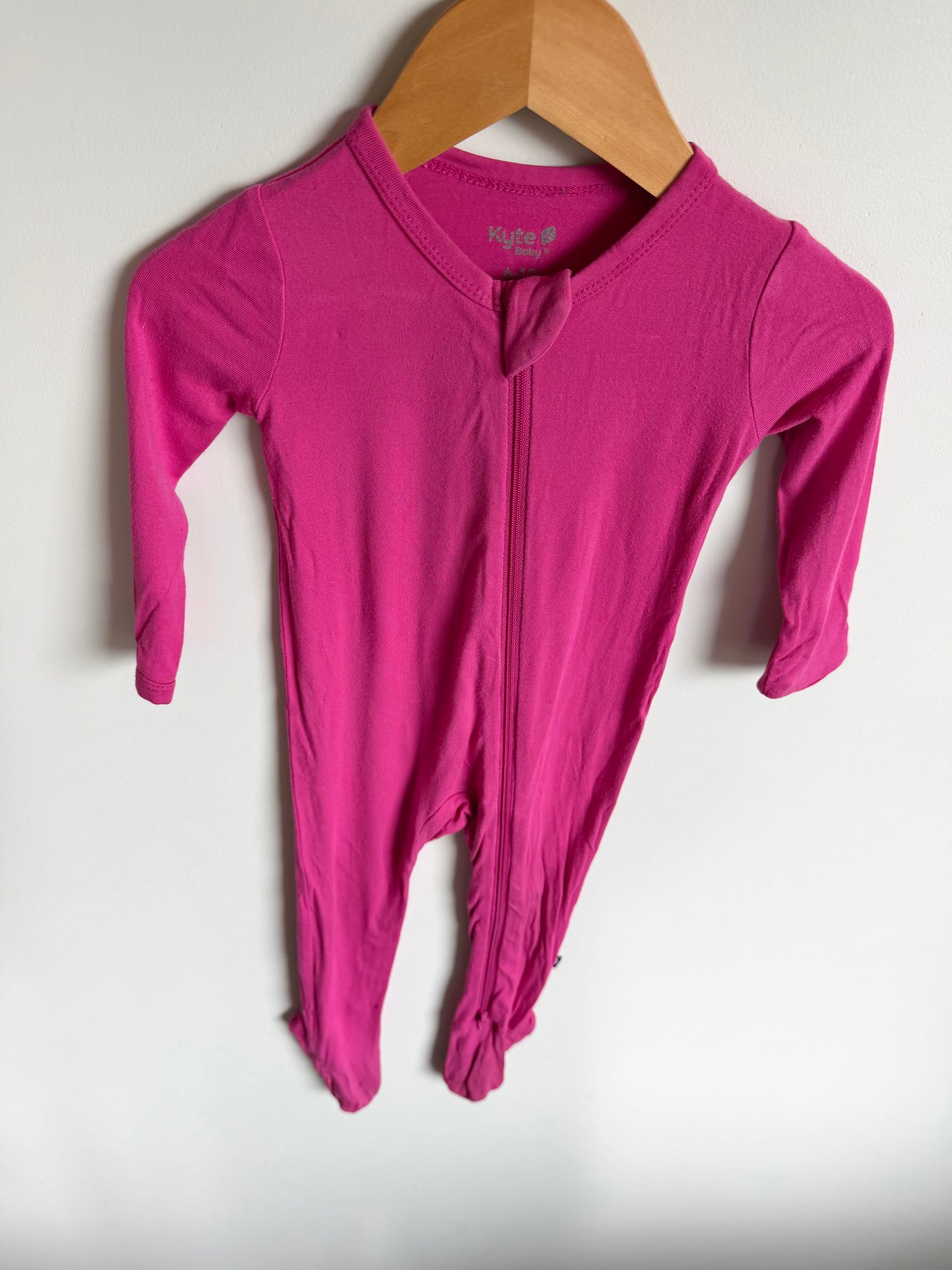 Kyte Fuchsia Footed Sleeper / 6-12m