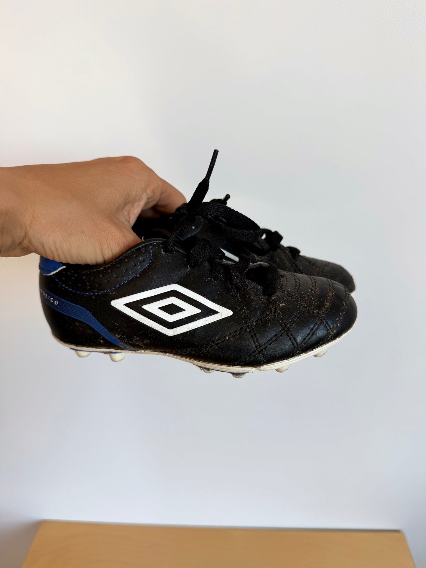 Umbro Black Soccer Cleat Shoes / Size 10.5 Toddler