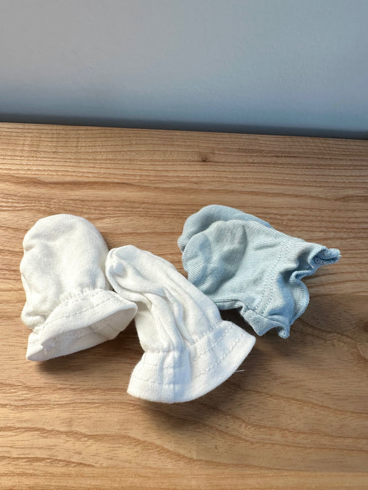 White + Blue Mits / 4-9m