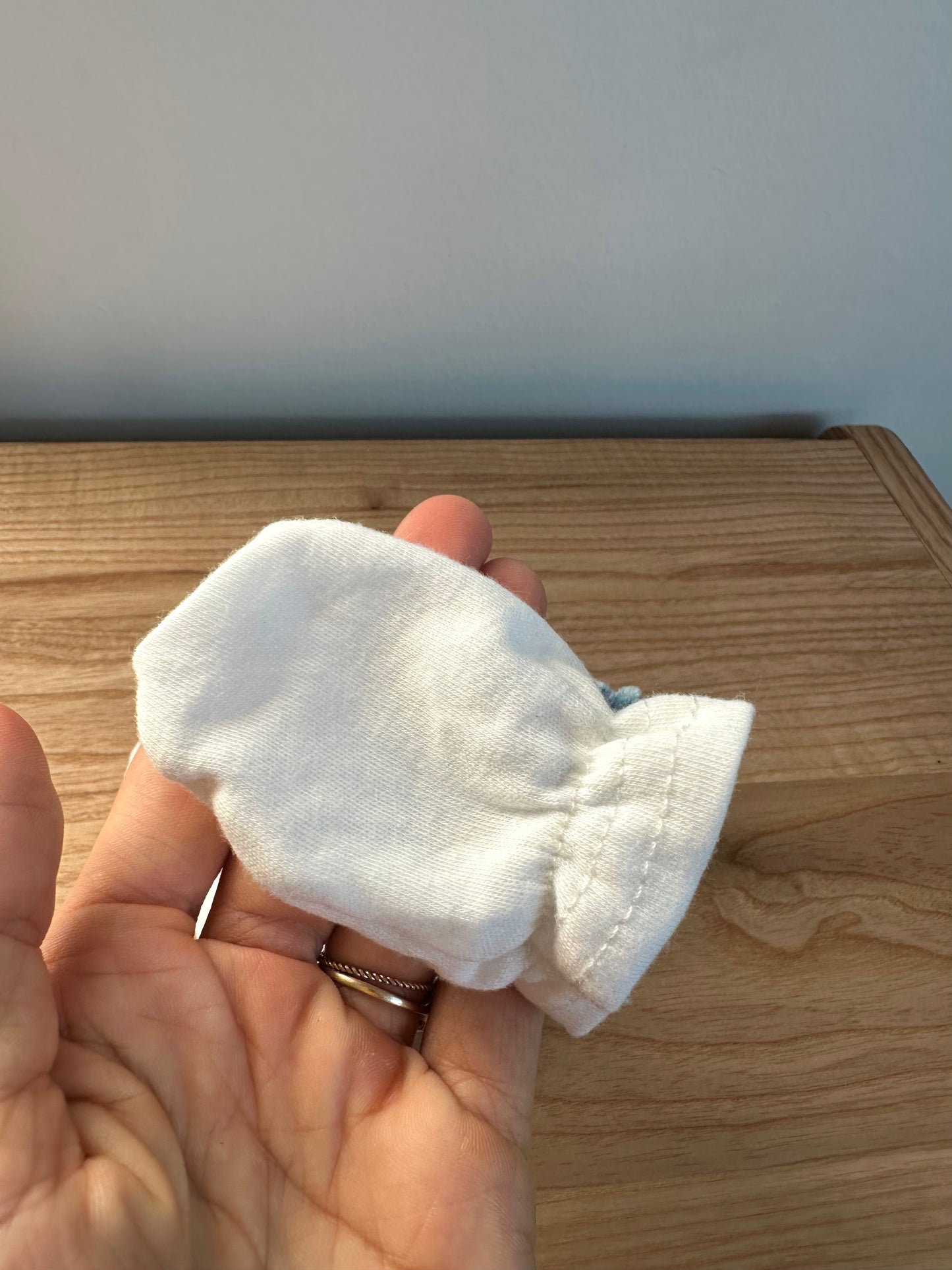 White + Blue Mits / 4-9m