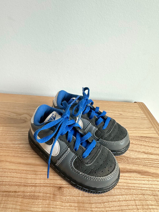 Grey Nike Blue Laces Sneakers / Size 6 Toddler