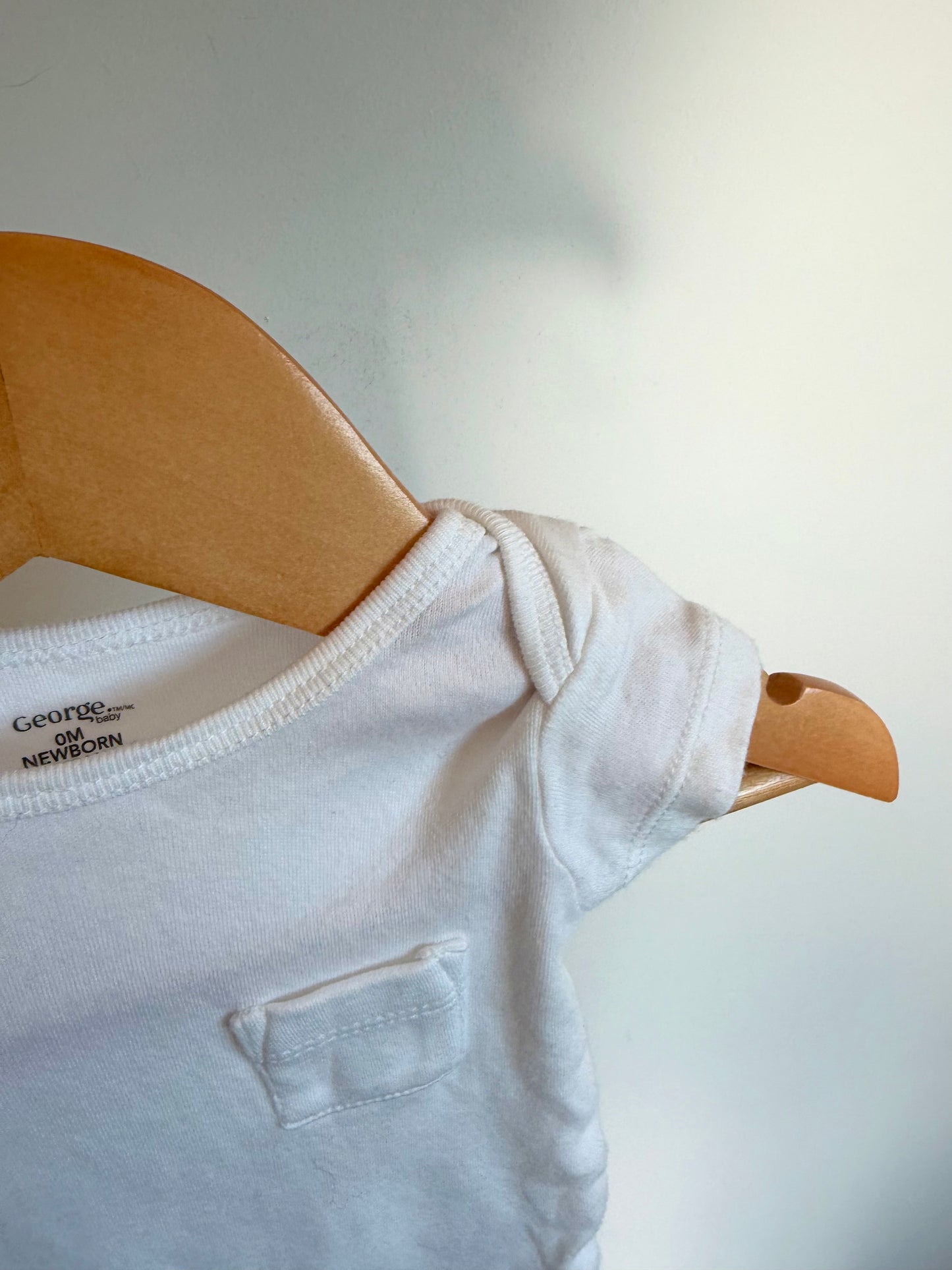 White Cotton Pocket Bodysuit / 0m