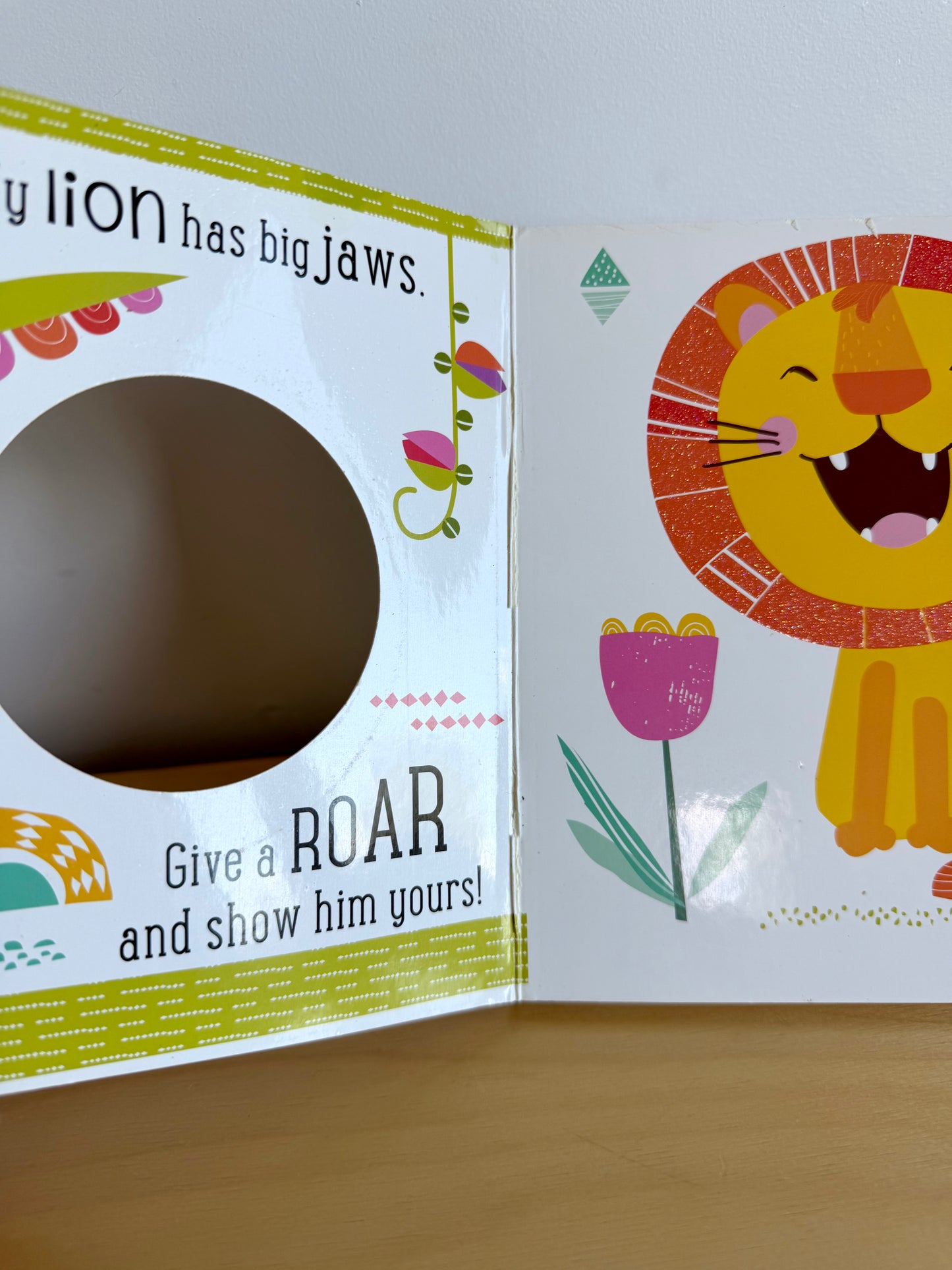 PeekaBoo Touch & Feel Book / 0-3 years