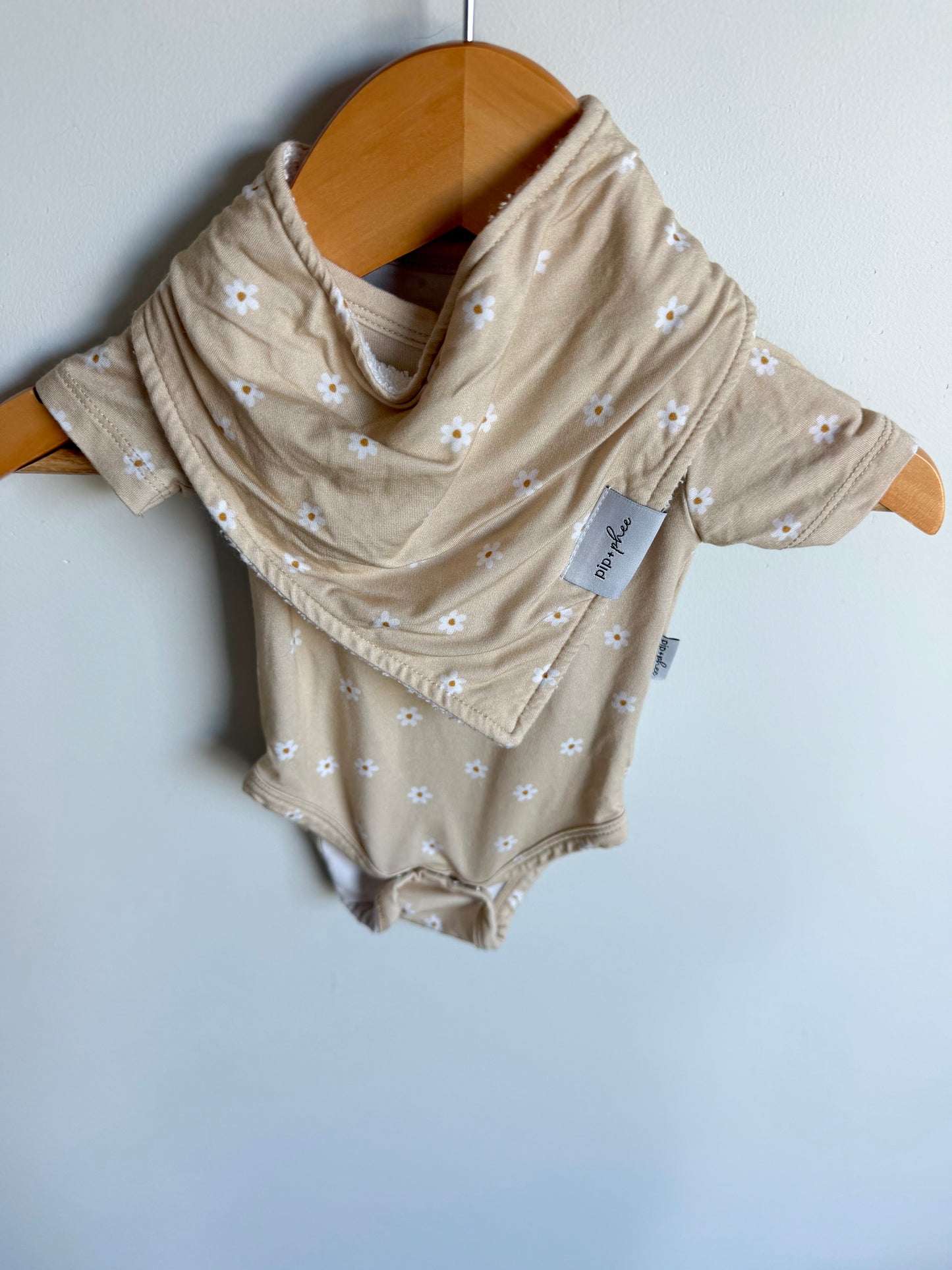 Pip + Phee Bamboo Daisy Bodysuit + Bib Set / 0-3m