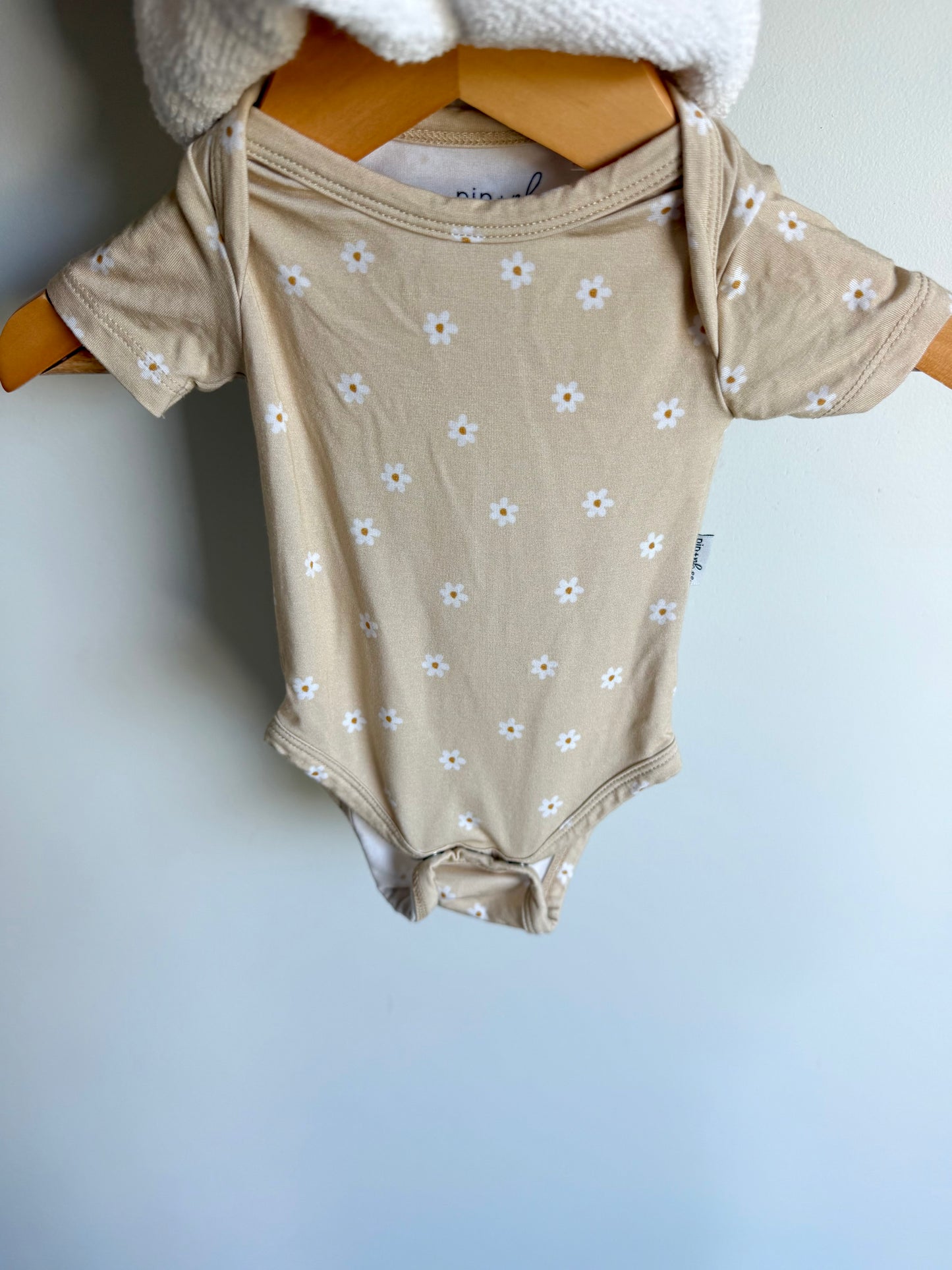 Pip + Phee Bamboo Daisy Bodysuit + Bib Set / 0-3m