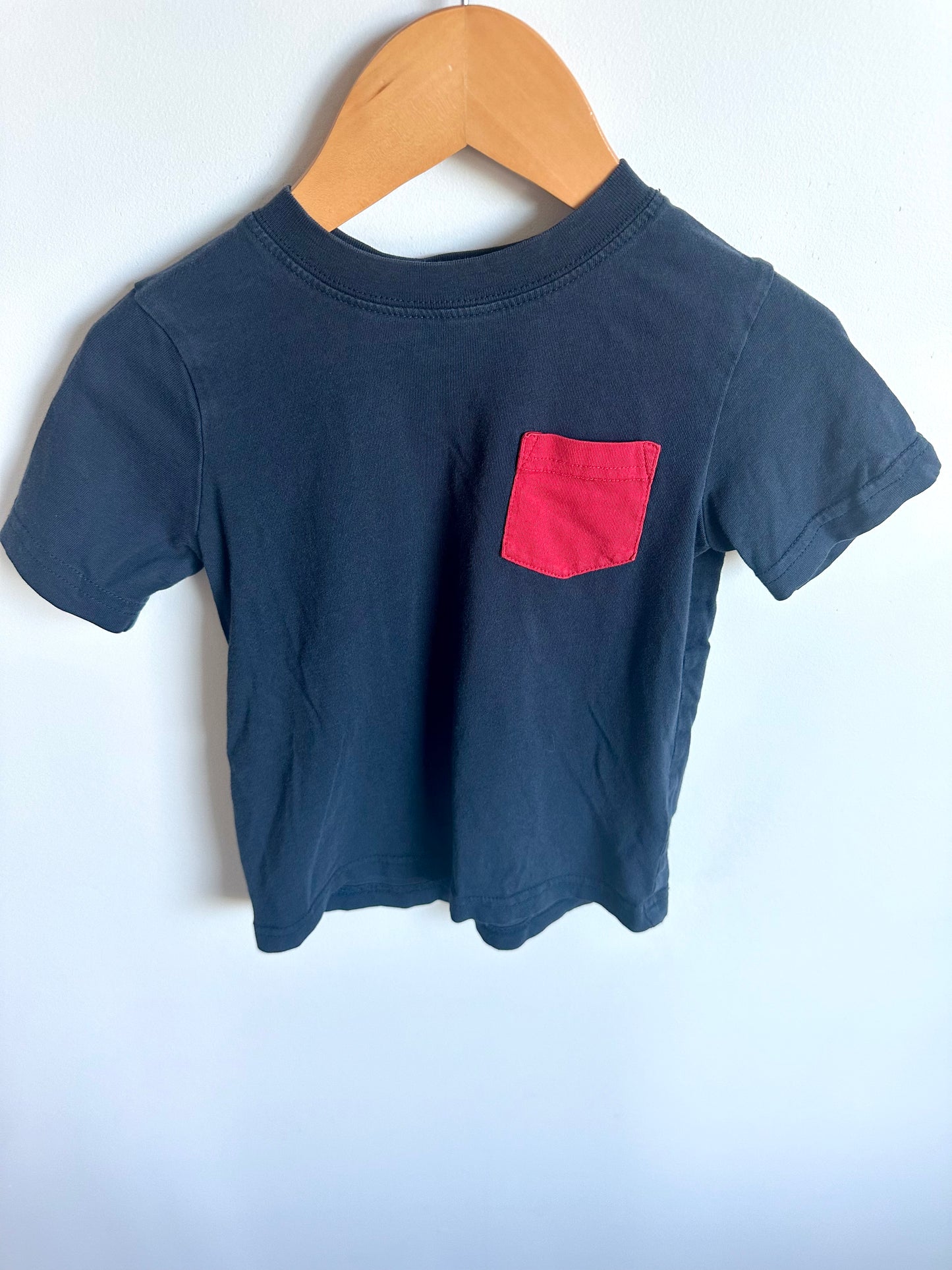 T-Shirt with Red Pocket / 3T