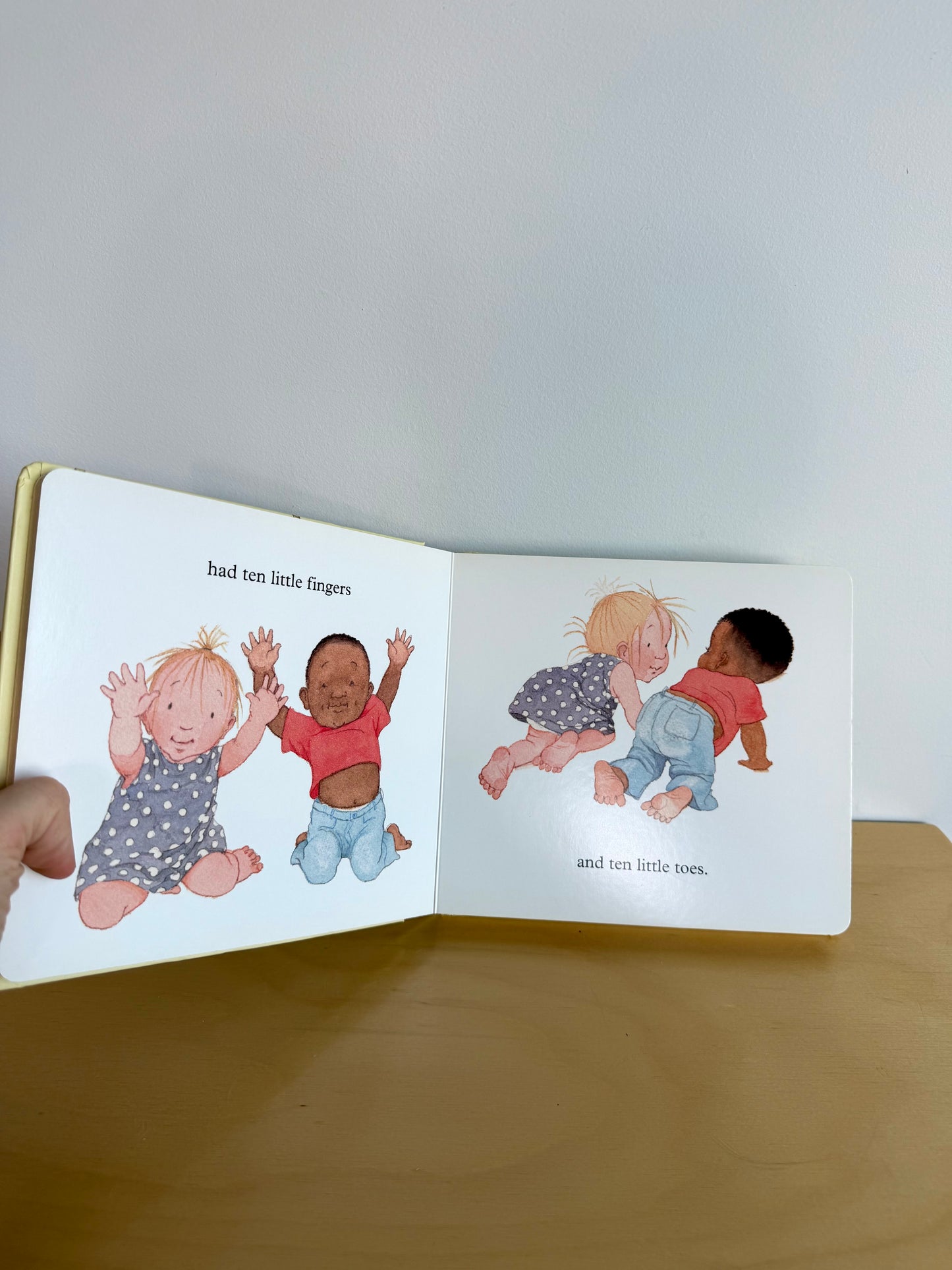 Ten Little Fingers and Ten Little Toes Book / 0-2 years (No Shipping)