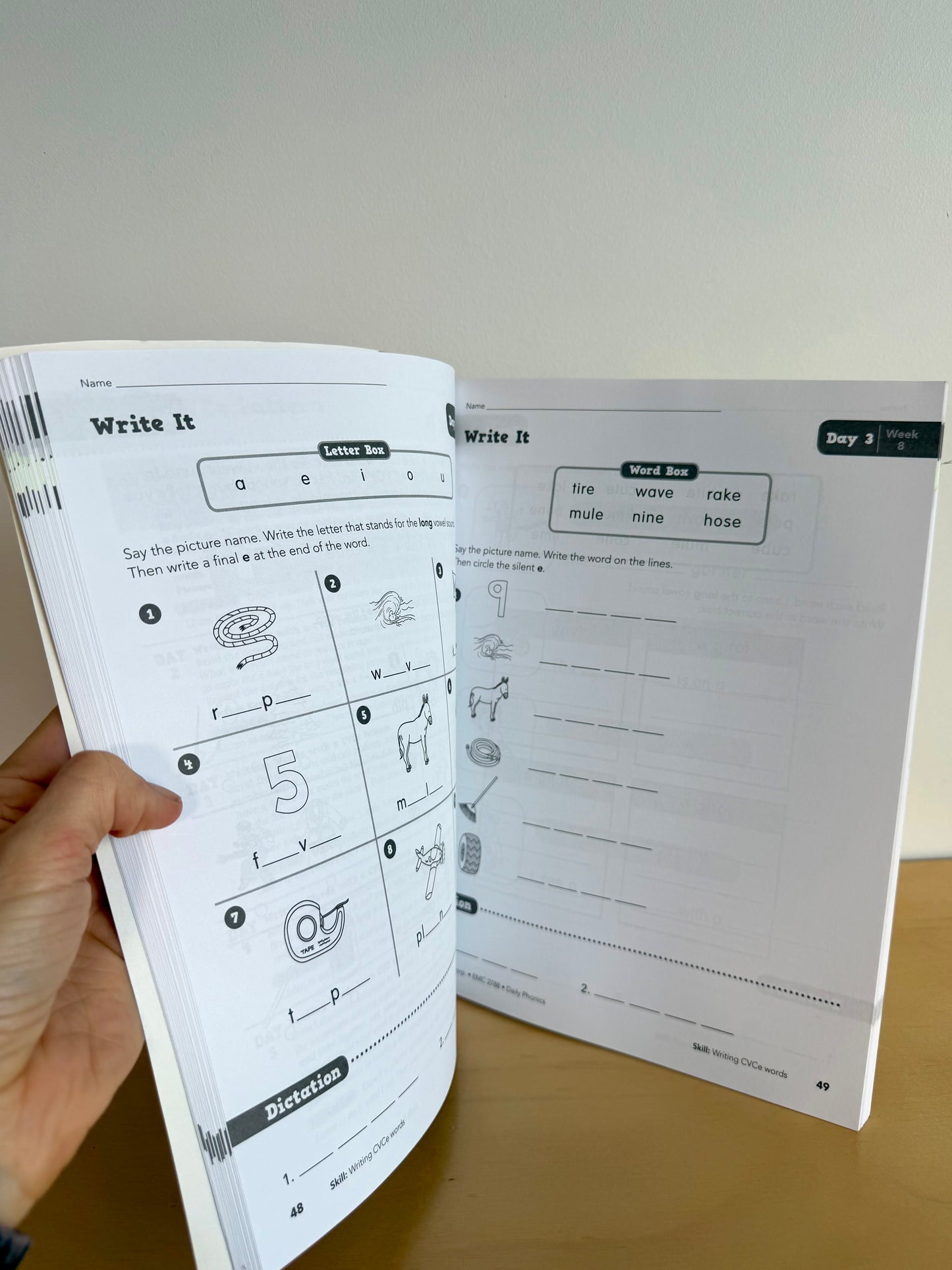 Grade 2 Daily Phonics Book / 7-8 years