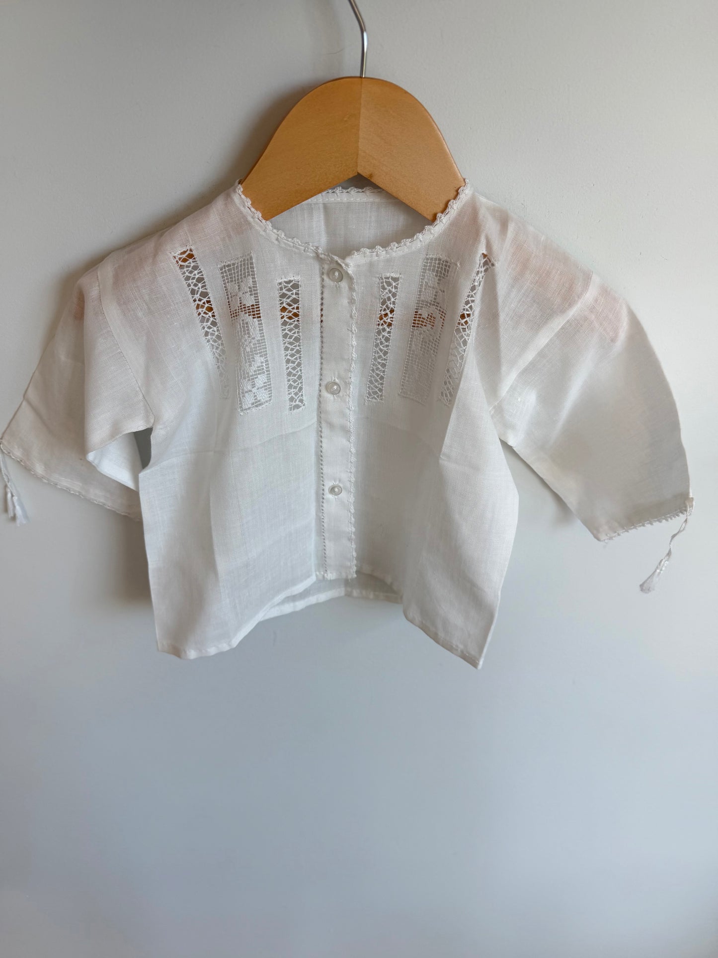 Threadwork White Embroidery Top with Front Buttons / 3-6m?