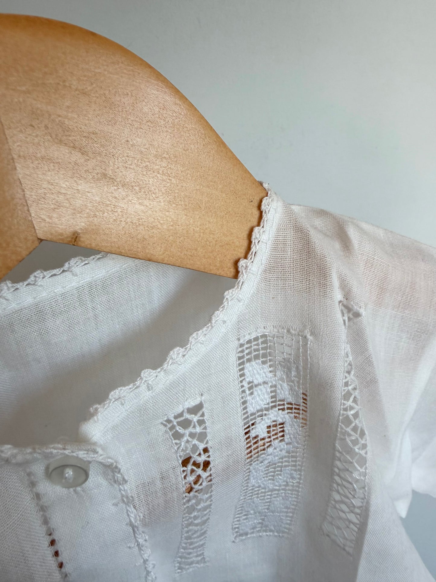 Threadwork White Embroidery Top with Front Buttons / 3-6m?
