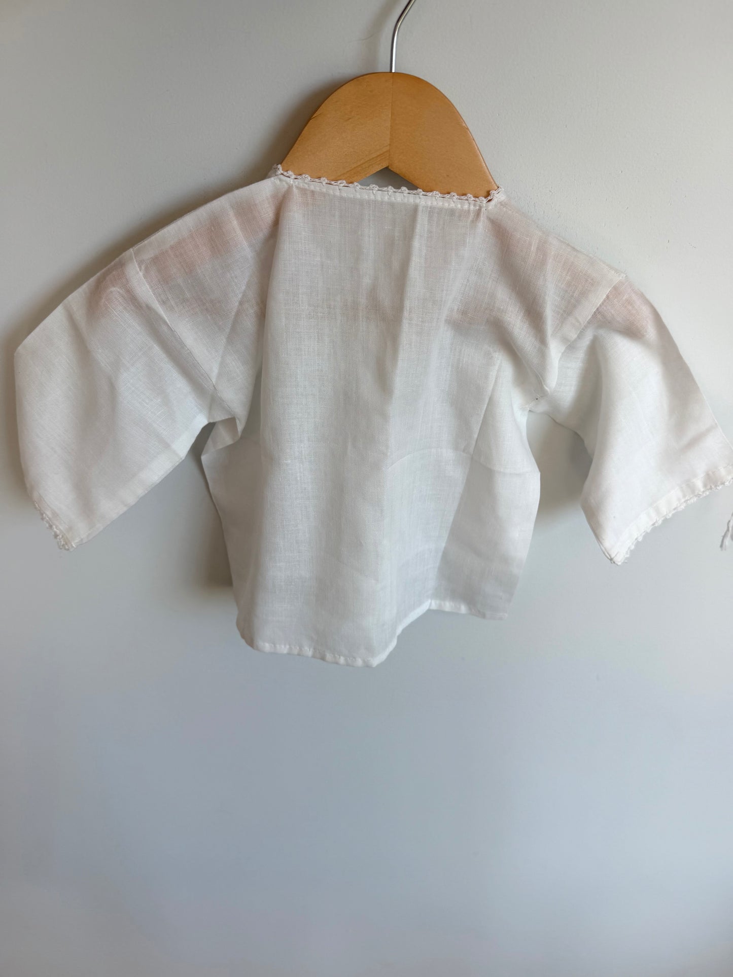 Threadwork White Embroidery Top with Front Buttons / 3-6m?