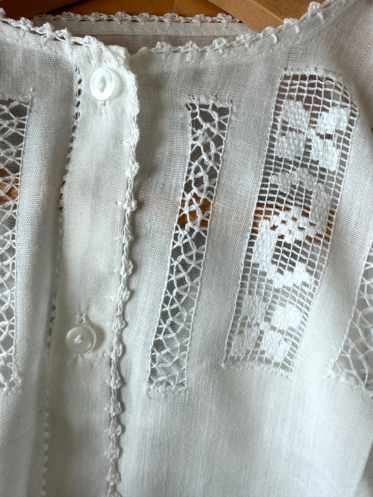 Threadwork White Embroidery Top with Front Buttons / 3-6m?