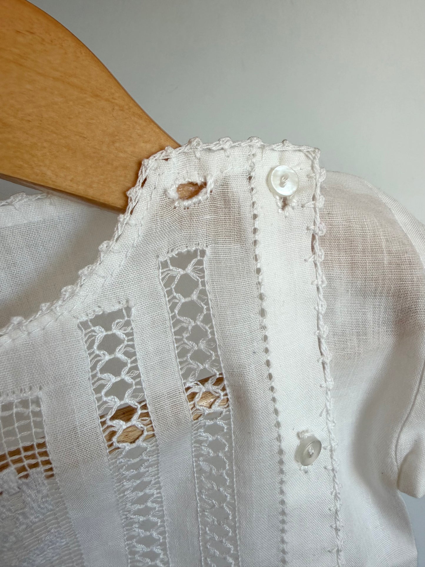 Threadwork White Embroidery Top with Side Buttons / 3-6m?
