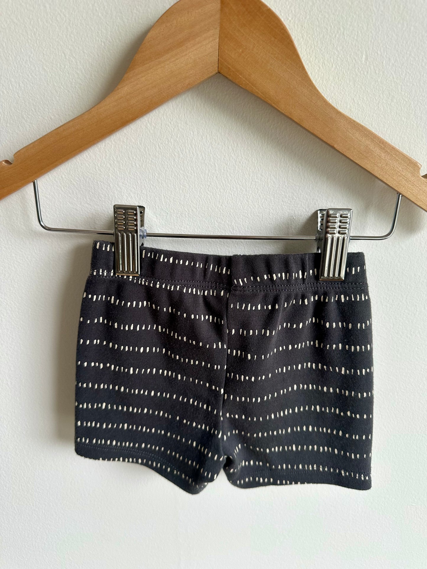 Grey Dotted Shorts / 6m