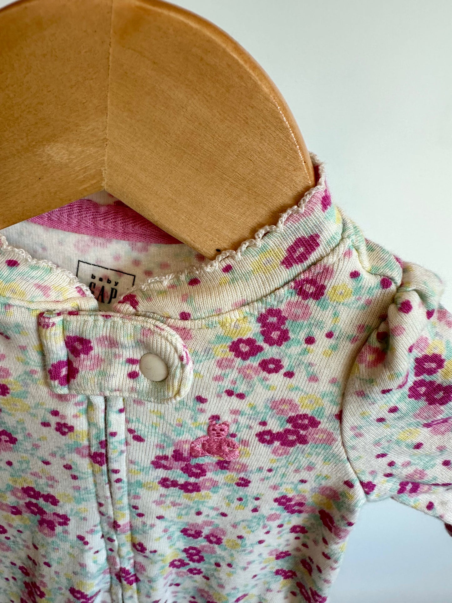 Gap Newborn Cream Floral Sleeper / 0m
