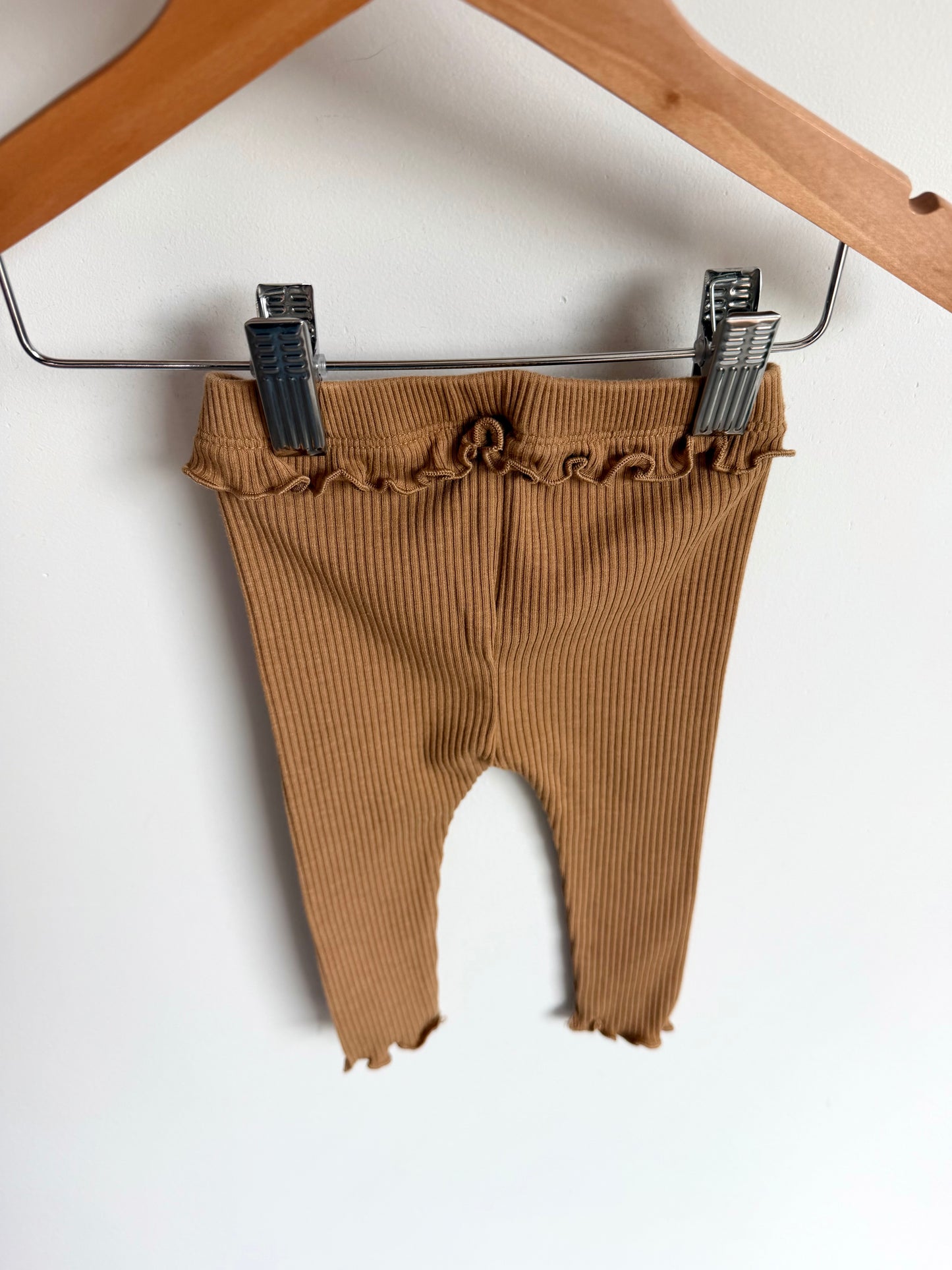 Toffee Ruffle Trim Leggings / 3-6m