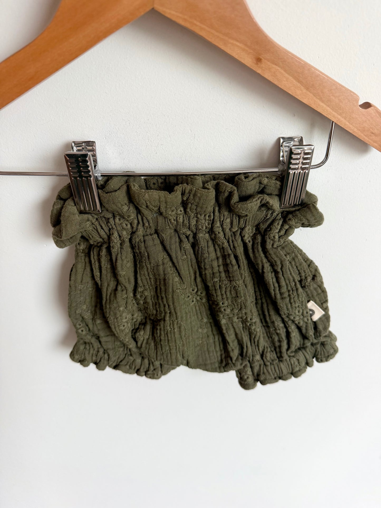 Green Eyelet Shorts / 9-12m