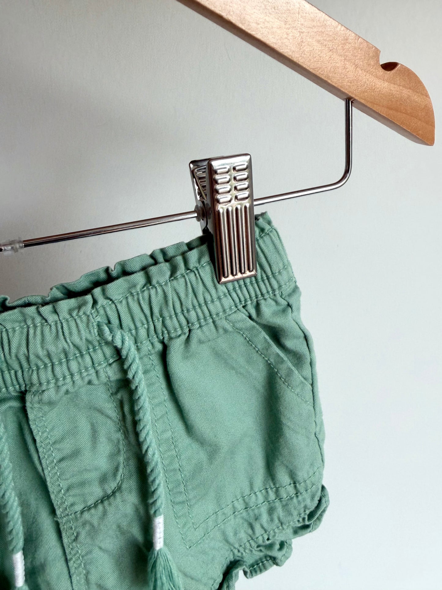 Green Ruffle Trim Shorts / 3-6m