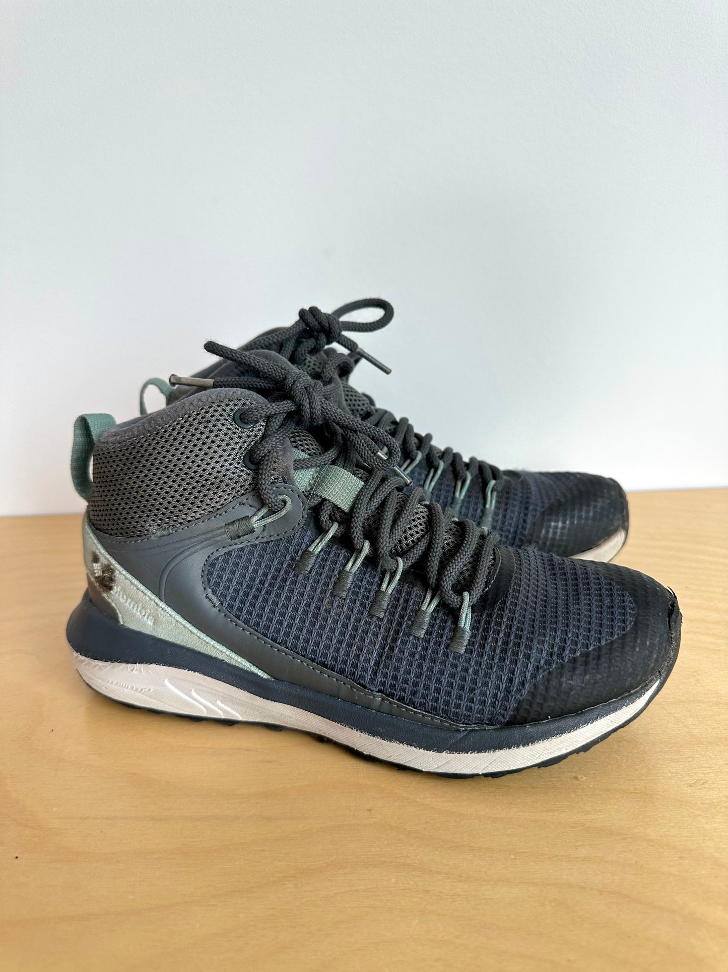 Columbia Waterproof Shoes / Size 6 Big Kids