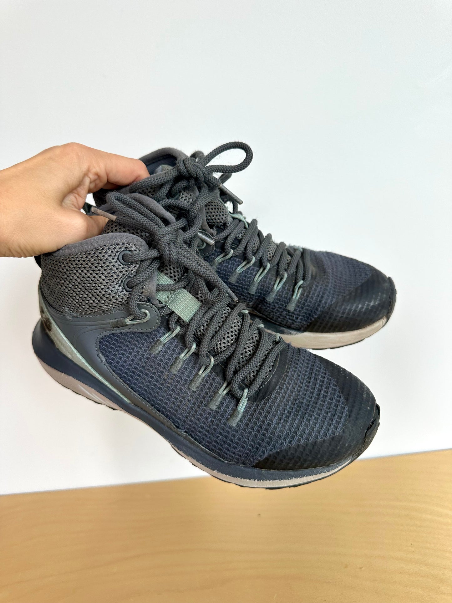 Columbia Waterproof Shoes / Size 6 Big Kids