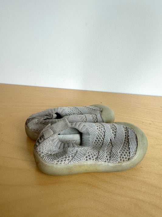Jan & Jul Grey Slip On Shoes / Size 6 Toddler