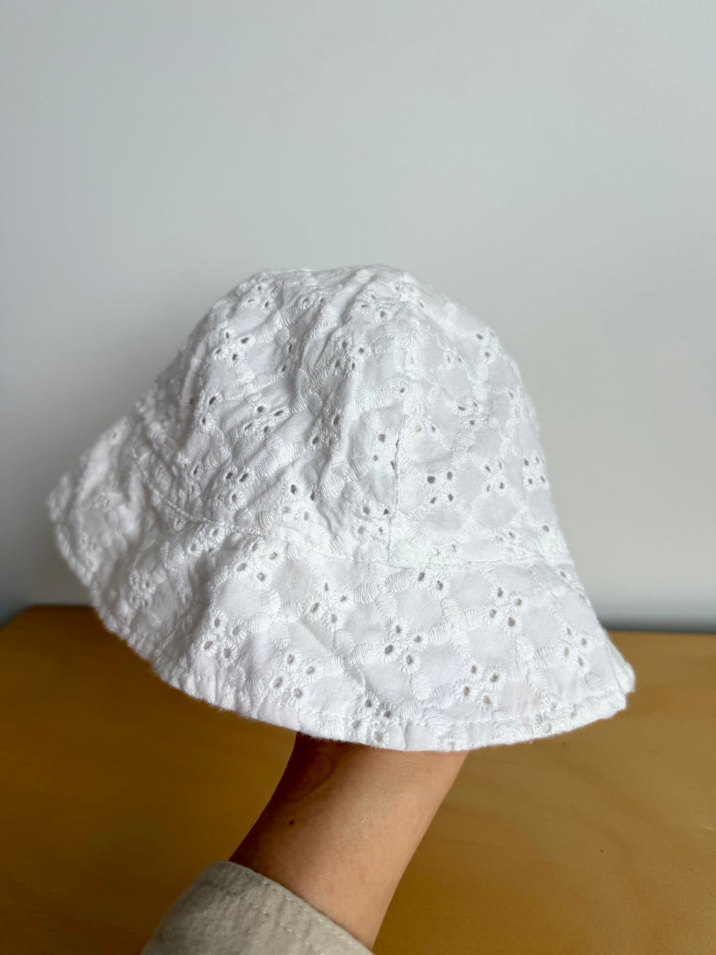 White Eyelet Sun Hat / 6-12m?