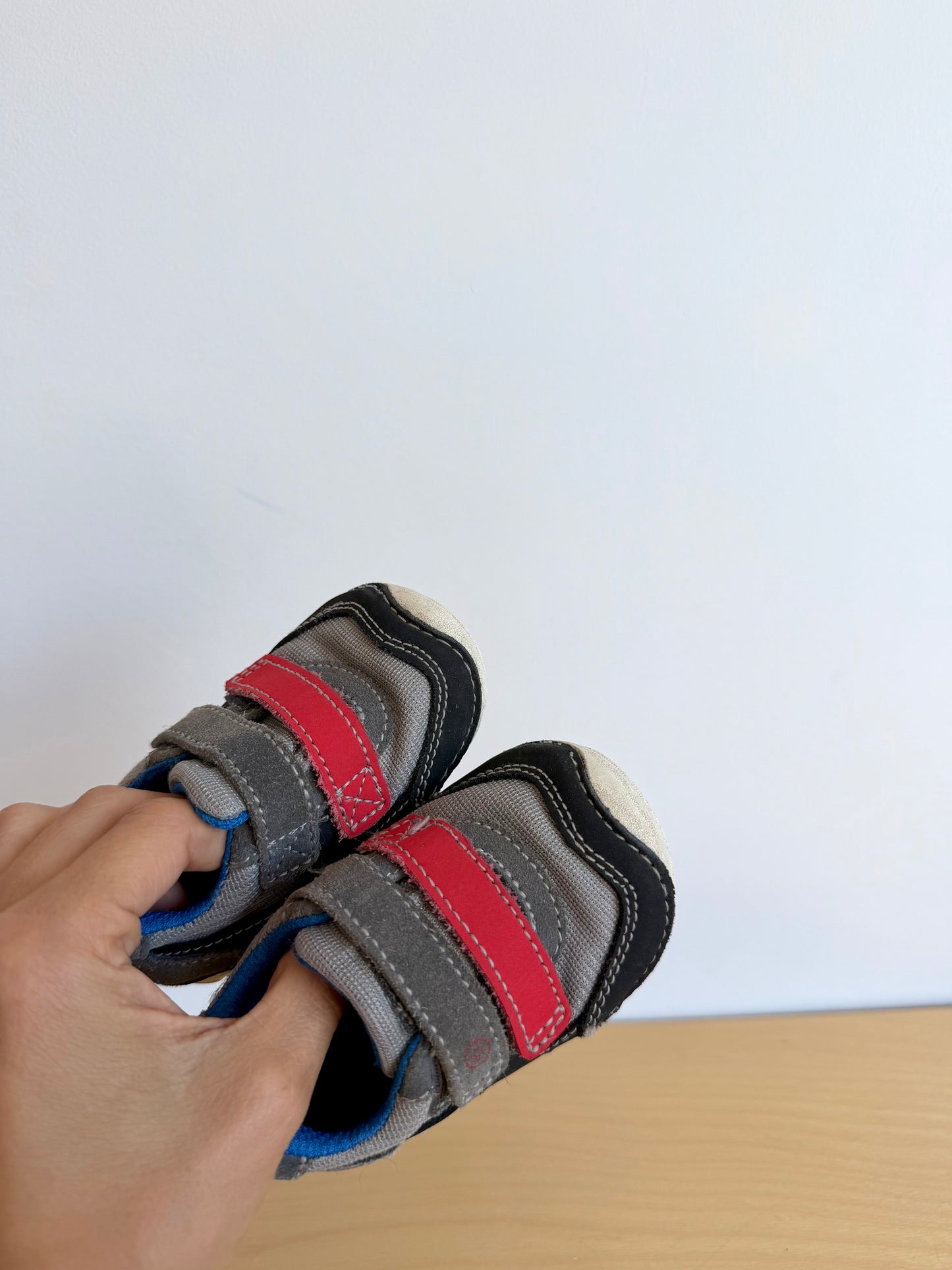 Stride Rite Grey, Red + Blue Velcro Shoes / Size 3.5 Infant
