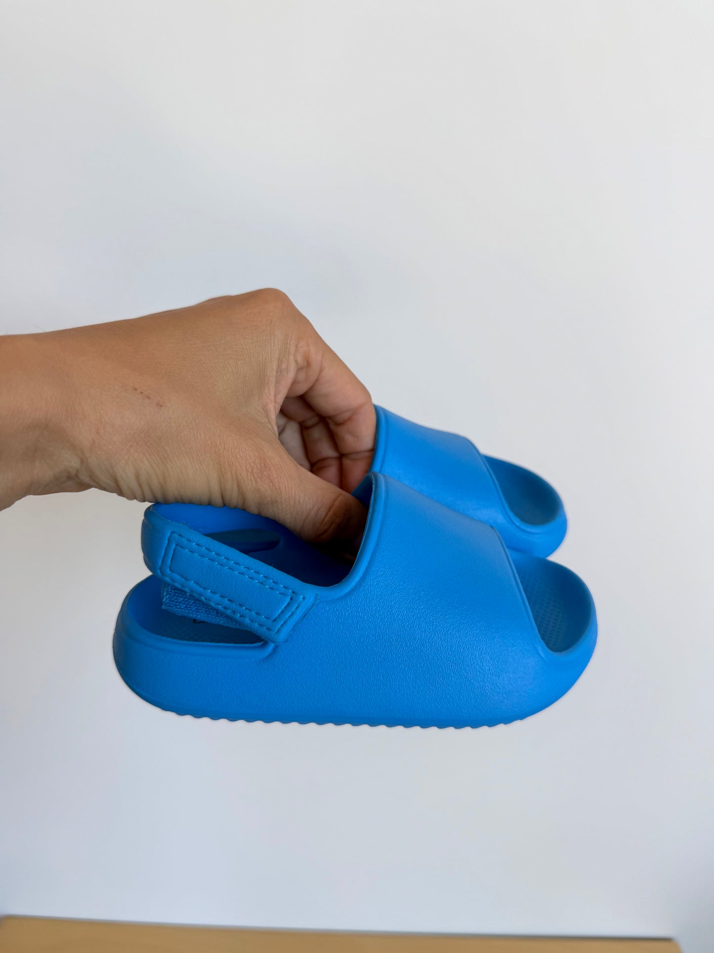 Cat & Jack Blue Slides / Size 5 toddler
