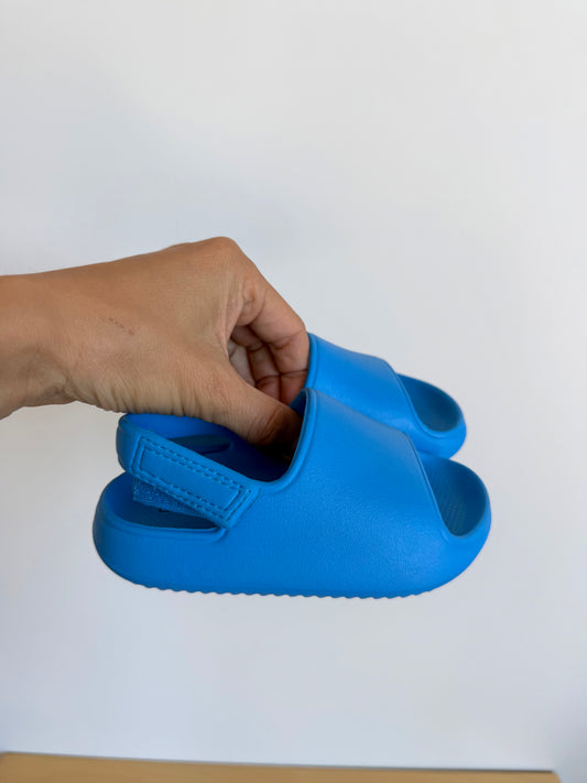 Cat & Jack Blue Slides / Size 5 toddler