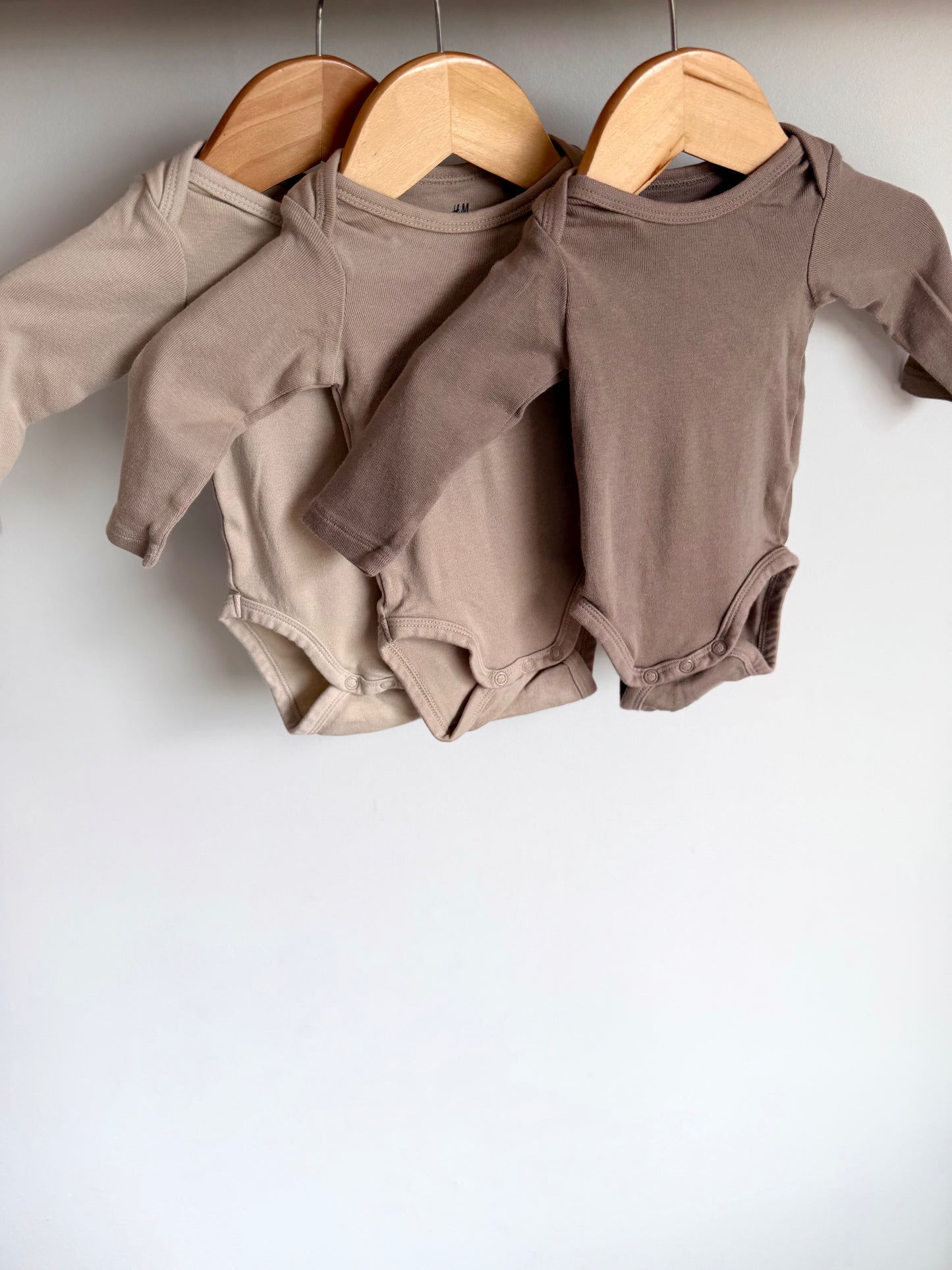 H&M Three Sandstones Bodysuits / 1-2m