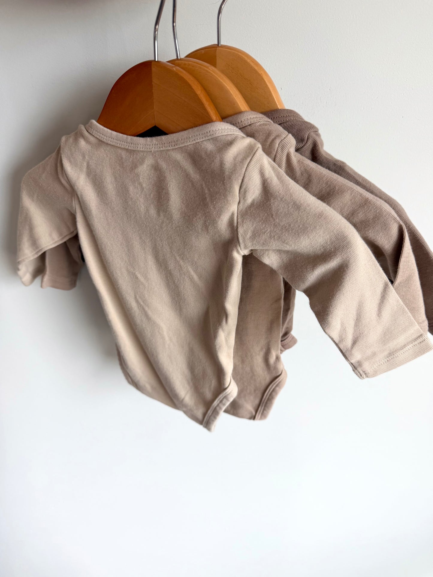 H&M Three Sandstones Bodysuits / 1-2m
