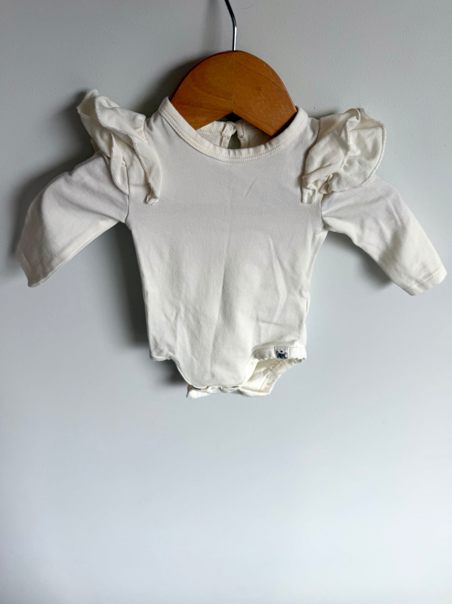 White Long Sleeve Ruffle Shoulder Bodysuit / 0-3m