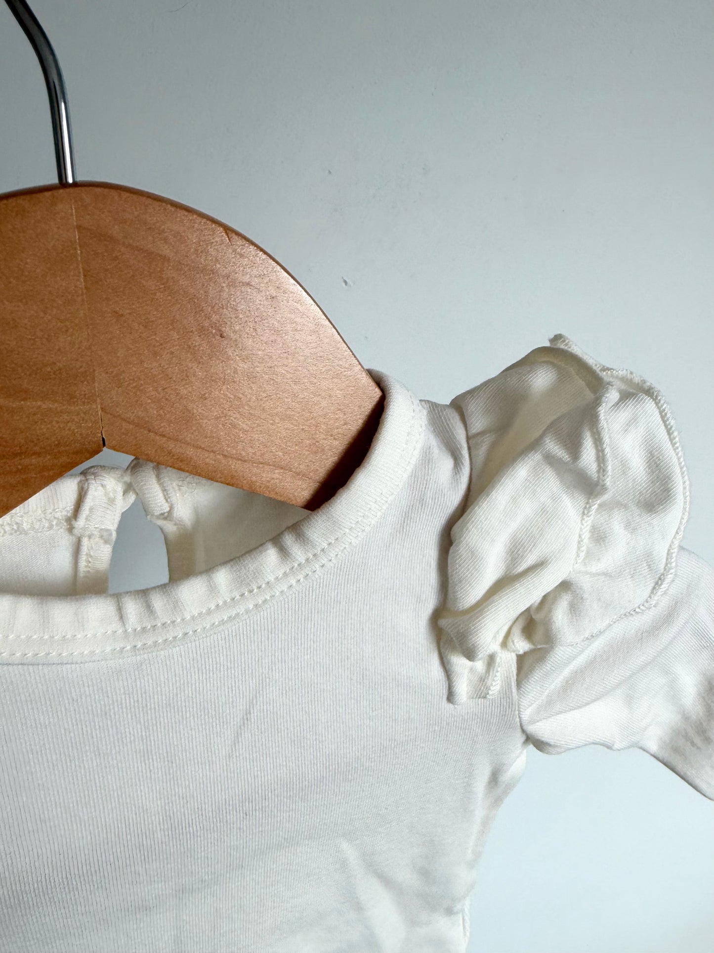 White Long Sleeve Ruffle Shoulder Bodysuit / 0-3m
